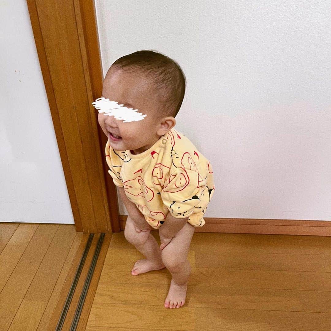 Nao☆ のインスタグラム：「私の子供の頃の洋服を着てるの不思議だな🥹✨  レトロな感じが良い🐖💛 長袖のトレーナーとブルマの組み合わせが謎で可愛いw」
