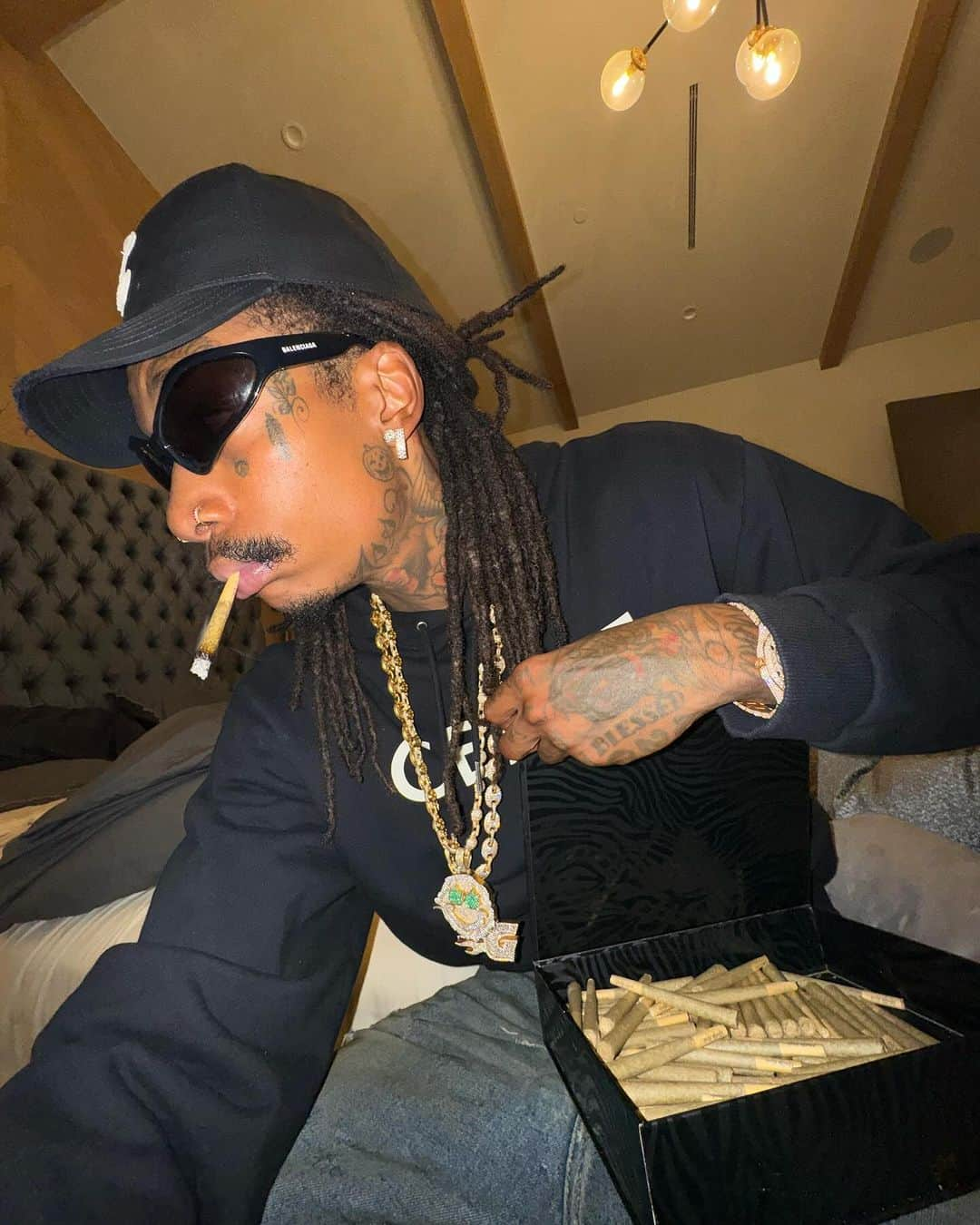 ウィズ・カリファさんのインスタグラム写真 - (ウィズ・カリファInstagram)「Tryna figure out where to put these extra doobs.」11月6日 12時00分 - wizkhalifa