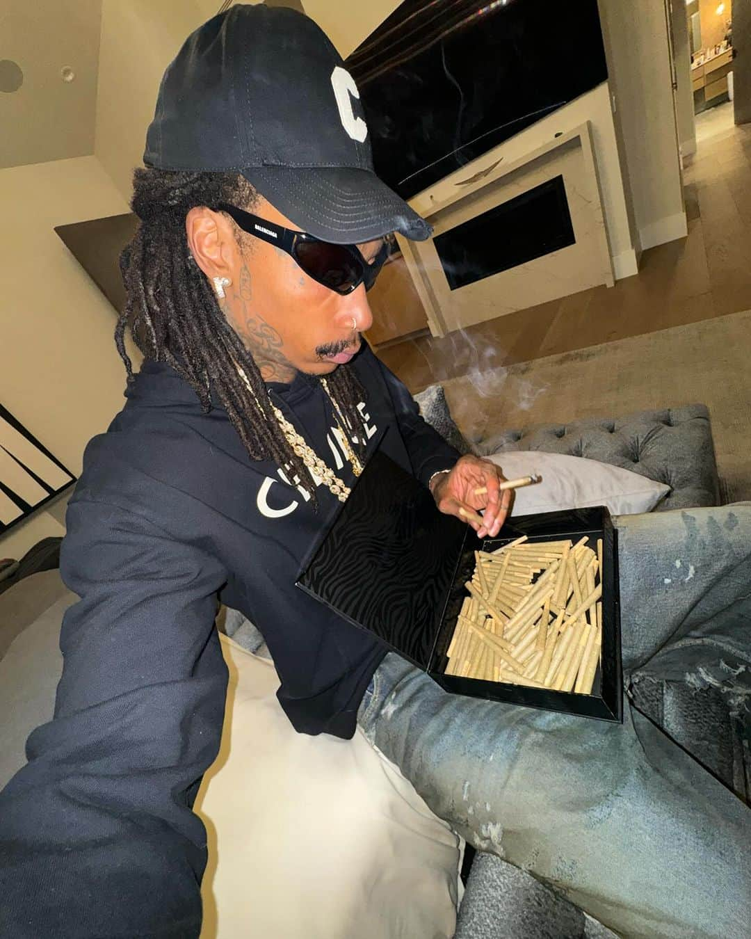 ウィズ・カリファさんのインスタグラム写真 - (ウィズ・カリファInstagram)「Tryna figure out where to put these extra doobs.」11月6日 12時00分 - wizkhalifa