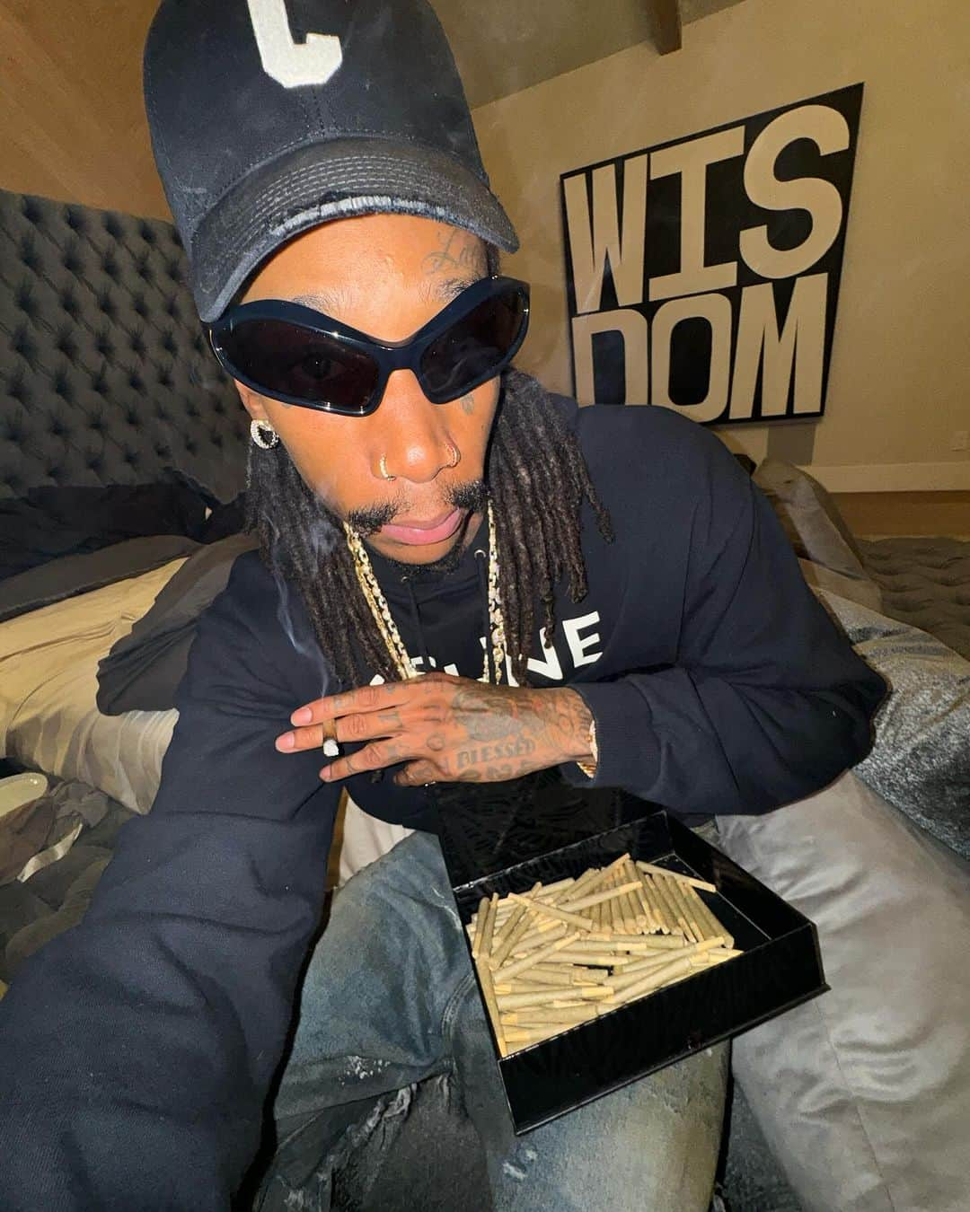 ウィズ・カリファさんのインスタグラム写真 - (ウィズ・カリファInstagram)「Tryna figure out where to put these extra doobs.」11月6日 12時00分 - wizkhalifa