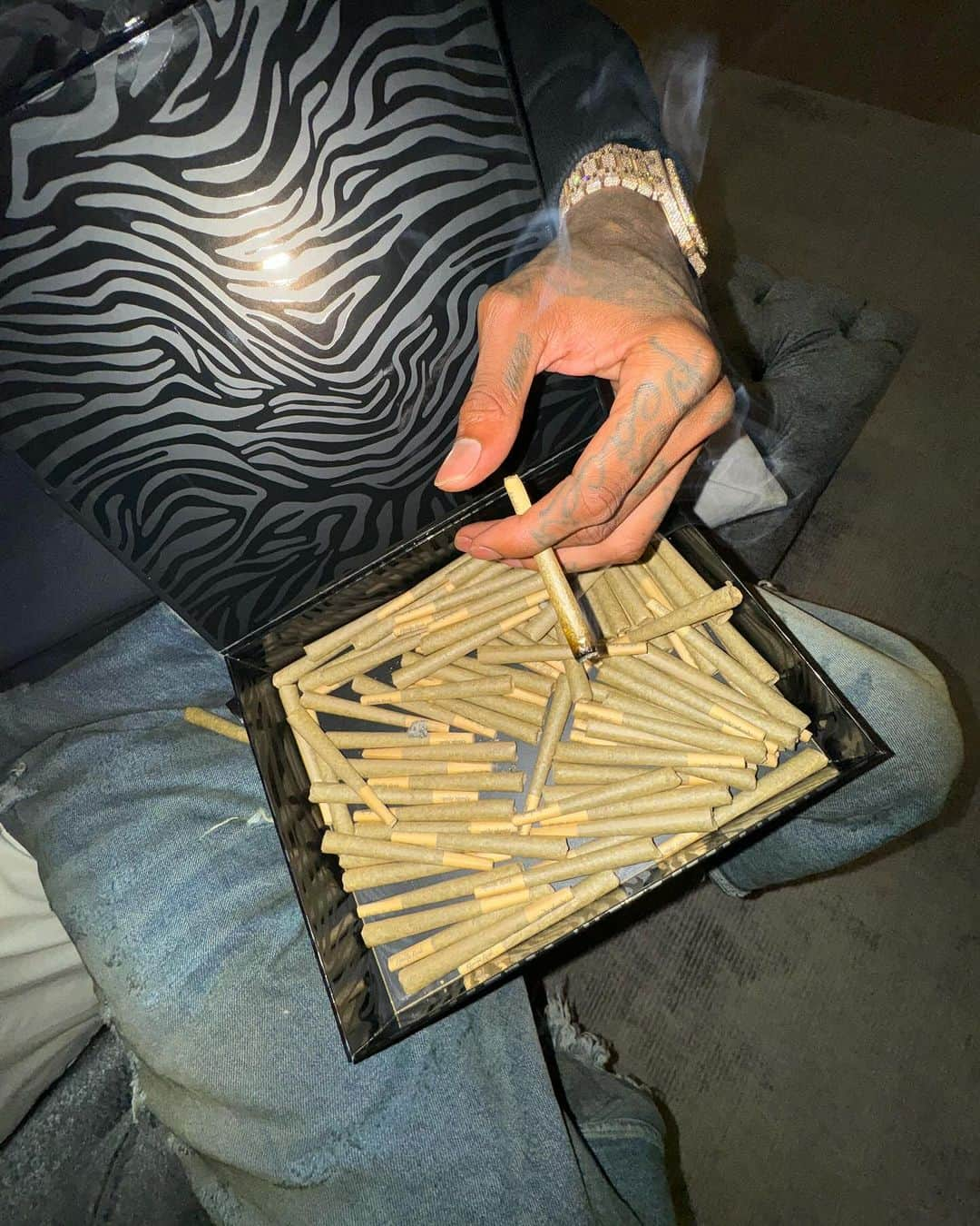 ウィズ・カリファさんのインスタグラム写真 - (ウィズ・カリファInstagram)「Tryna figure out where to put these extra doobs.」11月6日 12時00分 - wizkhalifa