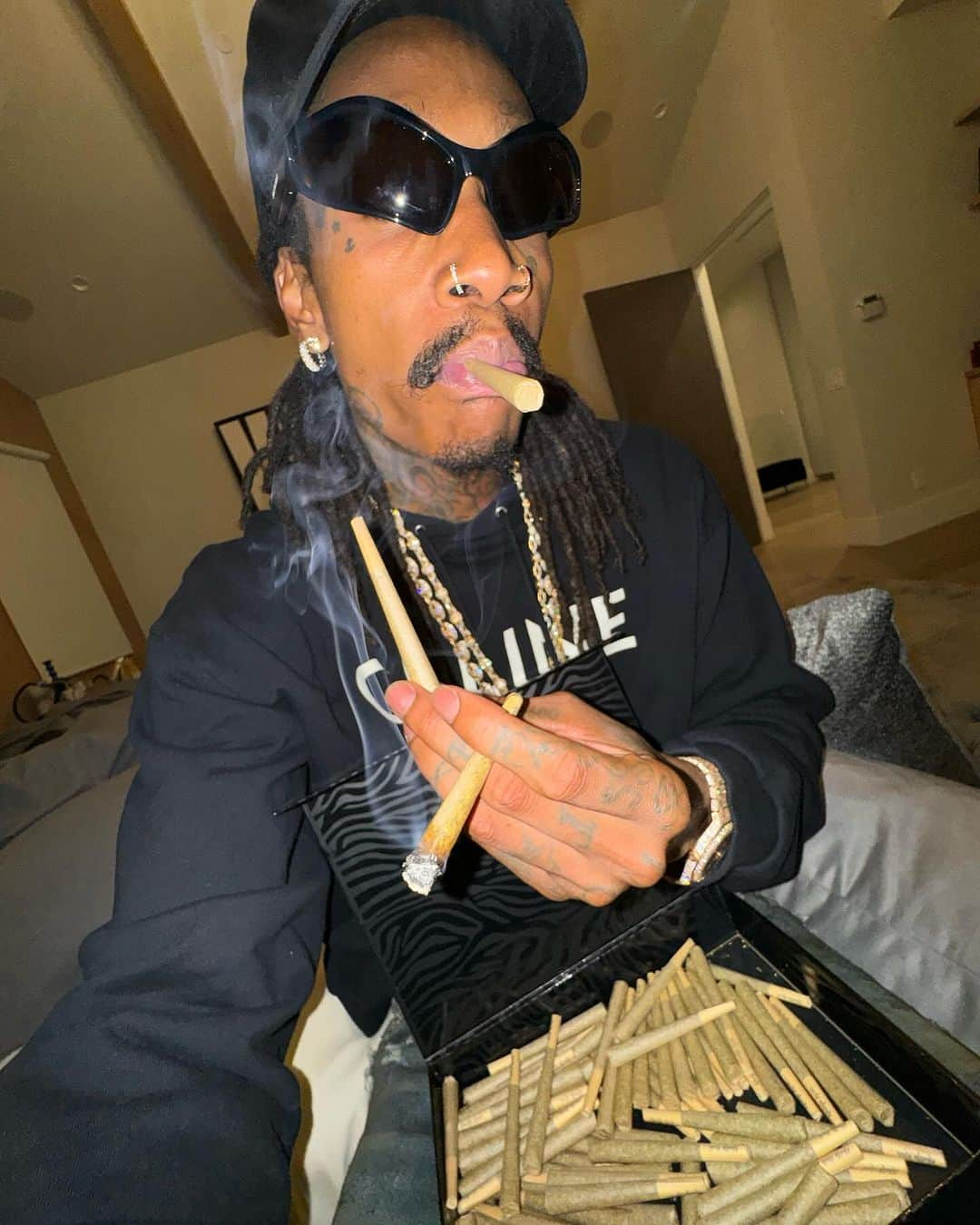 ウィズ・カリファさんのインスタグラム写真 - (ウィズ・カリファInstagram)「Tryna figure out where to put these extra doobs.」11月6日 12時00分 - wizkhalifa