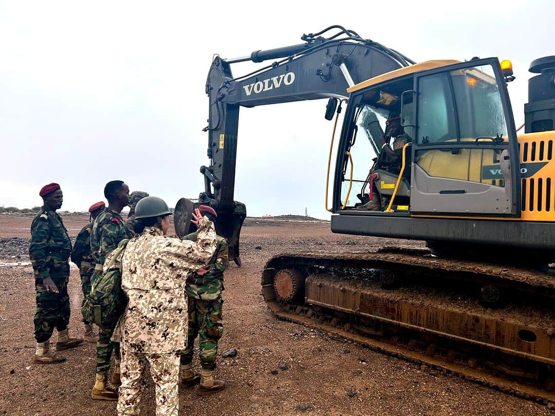 陸上自衛隊さんのインスタグラム写真 - (陸上自衛隊Instagram)「#陸上自衛隊 #東部方面隊 の隊員１４名は、#ジブチ 軍に対する災害対処能力強化支援を実施中です。現地での活動も３週間を越えました。先週は施設機械操作及び施設機械整備に係る教育を座学、実習を交えて行いました。陸上自衛隊は、引き続きジブチ軍の能力向上に向け励んでまいります。🇩🇯🇯🇵  #EasternArmy, #JGSDF is conducting an HA/DR training cooperation with #Djibouti Armed Forces(FAD). They’ve been there for more than 3 weeks and provided training and maintenance education for heavy machine operation last week.  JGSDF will continue to work closely with FAD.🇩🇯🇯🇵」11月6日 12時00分 - jgsdf_pr