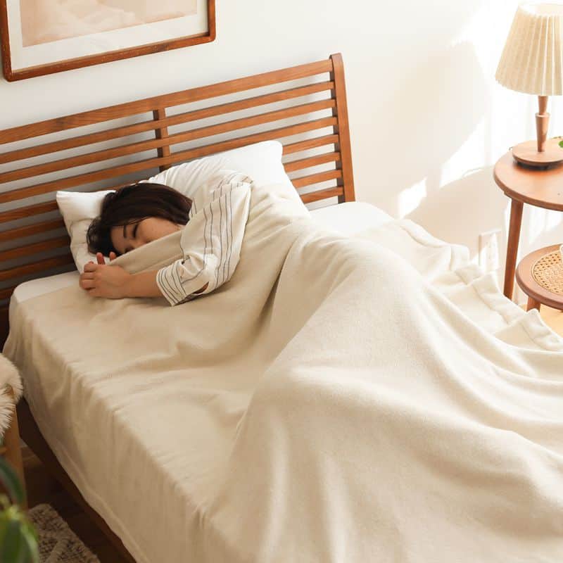Re:CENO（リセノ）さんのインスタグラム写真 - (Re:CENO（リセノ）Instagram)「【新商品】日本製シルク毛布 SLEEPure（スリーピュア）  毎晩、ぐっすりと快適に眠るために 寝具の「肌触り」にはこだわりたいところです。  本日発売したこちらの毛布は、 ウールや綿など、さまざまな天然素材がある中でも 最上級の肌触りと言われている「シルク」素材。  シルクは、お肌への刺激が少ないのが特徴で 敏感肌の人でも安心してご使用いただけます。  ▼ポイント🛏️ ① 肌触りがなめらかで、保湿効果もある ② 静電気が起きにくい ③ 密着性が強く、体に沿ってくれる ④ 軽量で、寝返りが楽に打てる ⑤ 秋冬から春先まで、長く使える  一方で、「シルク」と聞くと「高価なもの」という イメージを持たれるかもしれません。  実際に、安価なものではありませんが その中でもこちらの毛布は、 少しリーズナブルに仕上げられています。  その秘密は直接肌に触れる部分のみに 天然のシルク100%を使用しているから。  それ以外の部分にはポリエステルを使用することで、 シルクのメリットはそのままに、 価格は抑えられています。  ---------------------------------------  ●詳しい内容は、商品タグからご覧いただけます。  #receno #naturalvintage #interior #リセノ #ナチュラルヴィンテージ #インテリア #インテリアコーディネート #北欧インテリア #ヴィンテージ #毛布 #シルク毛布 #寝具 #シルク #寝室」11月6日 12時00分 - receno.interior