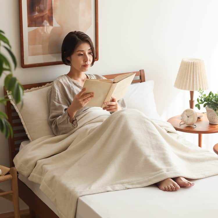 Re:CENO（リセノ）さんのインスタグラム写真 - (Re:CENO（リセノ）Instagram)「【新商品】日本製シルク毛布 SLEEPure（スリーピュア）  毎晩、ぐっすりと快適に眠るために 寝具の「肌触り」にはこだわりたいところです。  本日発売したこちらの毛布は、 ウールや綿など、さまざまな天然素材がある中でも 最上級の肌触りと言われている「シルク」素材。  シルクは、お肌への刺激が少ないのが特徴で 敏感肌の人でも安心してご使用いただけます。  ▼ポイント🛏️ ① 肌触りがなめらかで、保湿効果もある ② 静電気が起きにくい ③ 密着性が強く、体に沿ってくれる ④ 軽量で、寝返りが楽に打てる ⑤ 秋冬から春先まで、長く使える  一方で、「シルク」と聞くと「高価なもの」という イメージを持たれるかもしれません。  実際に、安価なものではありませんが その中でもこちらの毛布は、 少しリーズナブルに仕上げられています。  その秘密は直接肌に触れる部分のみに 天然のシルク100%を使用しているから。  それ以外の部分にはポリエステルを使用することで、 シルクのメリットはそのままに、 価格は抑えられています。  ---------------------------------------  ●詳しい内容は、商品タグからご覧いただけます。  #receno #naturalvintage #interior #リセノ #ナチュラルヴィンテージ #インテリア #インテリアコーディネート #北欧インテリア #ヴィンテージ #毛布 #シルク毛布 #寝具 #シルク #寝室」11月6日 12時00分 - receno.interior