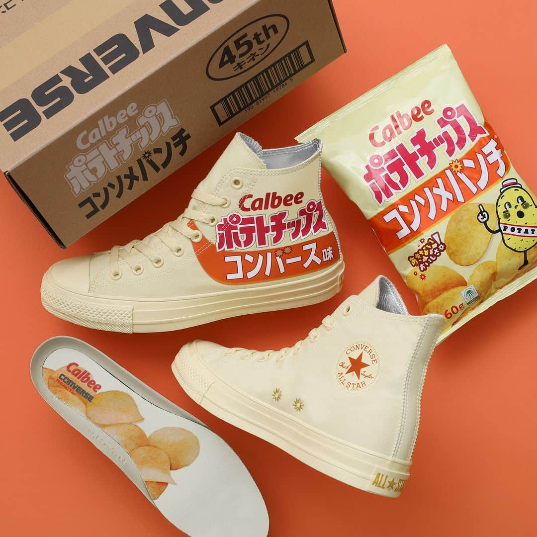 コンバースのインスタグラム：「「POP-UP JAPAN」をテーマに、ALL STAR Ⓡ（オールスター アール）よりコラボレーションモデルが登場。 日本を代表するスナック菓子メーカー Calbee(@calbee_jp )とのコラボレーション。 2023年の11月に45周年を迎える「ポテトチップス コンソメパンチ」のパッケージをシューズ全体で表現。外側のプリントは右足をコンソメパンチ、左足にはコンバースの文字を入れ、コラボならではの特別モデル。 パッケージの端をイメージしギザギザにカッティングした踵紐、袋の内側のような履き口まわりとタン裏のシルバーのライニング、コンソメパンチの「パ」の半濁点部分をはじけるようなデザインを落とし込んだ刺繍を通気ハトメの位置に施すなど、特別なディテールが満載。 袋の中にポテトチップスが入っているような写真をプリントしたインソールや、オリジナルカートンもポイント。 コンソメパンチの1カラー展開。オレンジのスペアシューレースが付属。  ALL STAR Ⓡ Calbee POTATO CHIPS HI　¥10,450(税込)  #converse #allstar #allstarⓇ #Calbee #コンバース #オールスター #コラボレーション  #カルビー #ポテトチップス #コンソメパンチ」