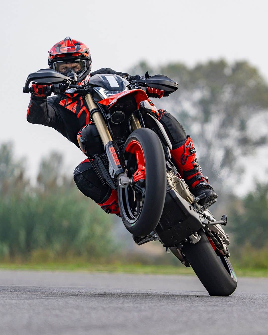 Ducati Japanのインスタグラム：「Live. Play. Ride. ― これが私たちの生き方です。  新型ハイパーモタード698 モノRVE、登場。  詳細は公式Webサイトをご覧ください。  #ハイパーモタード #Hypermotard #モタード #supermotard #ハイパーモタード698モノ #Hypermotard698Mono #ハイパーモタード698モノRVE #Hypermotard698MonoRVE #LivePlayRide #ドゥカティワールドプレミア #DucatiWorldPremiere #DWP2024」