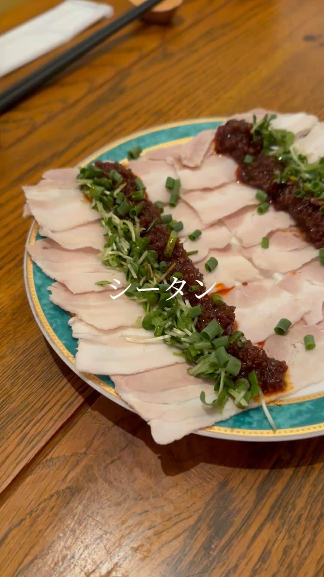 "TERIYAKI" テリヤキ編集部のインスタグラム：「熊本市内で人気を集める中華料理店「シータン」。  シェフがワンオペで営業しており、テーブル4名と2名席の計6名のお客さんのみで営業している。  基本的にはアラカルトでの注文だが、僕らが訪れた時はシェフにおまかせで5品ほど作って頂いた。  エビを使用した料理が多く、前菜から酢豚やチャーハンまでどれも非常に美味しい。  訪れたメンバーがほぼソフトドリンクだったのもあるが4人で訪れて食べて飲んで、合計15,000円以内というのは非常に破格。  料理は昔香港とかではこういう料理が食べられていたのかなと感じさせてくれる料理でした。  当日にお客さんが飛び込みで来ていたが、入店できなかったので、訪れる際は事前の予約がオススメです。  ​⁠ #シータン #熊本グルメ #中華料理」