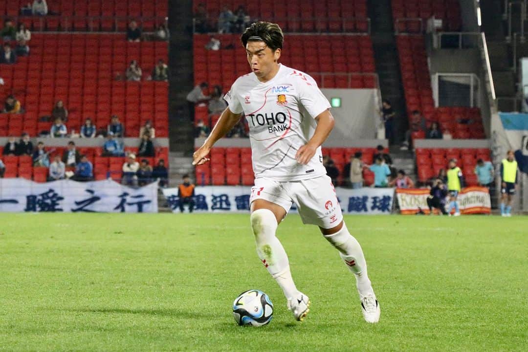福島ユナイテッドFCのインスタグラム：「𝗽𝗵𝗼𝘁𝗼 𝗴𝗮𝗹𝗹𝗲𝗿𝘆📸 × 大阪 1-0 福島  現地に駆けつけ、試合後選手が見えなくなるまで声を出し続けてくださったみなさまに心より感謝いたします。 また、PVを通じて大阪まで声援を送ってくださったみなさまもありがとうございました。  みなさまの想いに、プレー、結果で応えることができず、申し訳ない気持ちで一杯です。  全員で課題と向き合い、勝利への執念をもってホーム2連戦に臨みます。  引き続き力強い後押しをよろしくお願いいたします。  #1105大阪 #一心一積 #福島ユナイテッド #fufc #福島 #Jリーグ #jleague #サッカー #soccer #⚽️」