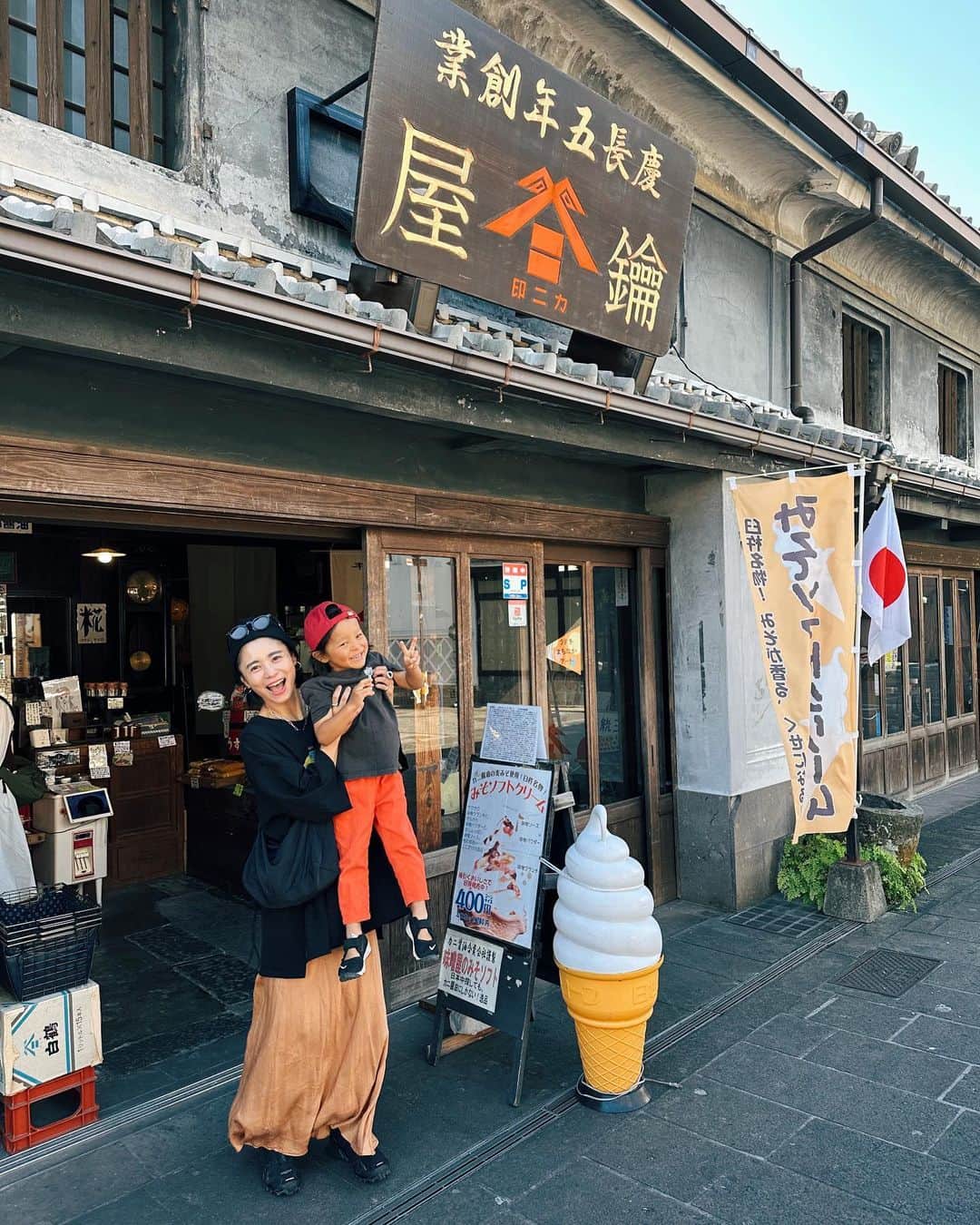 忍舞のインスタグラム：「大分4泊5日はすってきなゲストハウスに泊まりました✨  家のような 落ち着く場所  息子も毎日みんなに遊んでもらって 帰りたくないーってww  人見知りもせず フランソワさんとリエちゃんのことが大好きになってました❤️  お仕事じゃない日は 臼杵の町を散歩 そして臼杵竹宵祭りにもいけて 竹ぼんぼりが綺麗すぎて 歩くだけで楽しくて 臼杵が大好きになりました。  絶対またくる！  ありがとうございました😊  #臼杵市 #大分 #子連れ旅行」