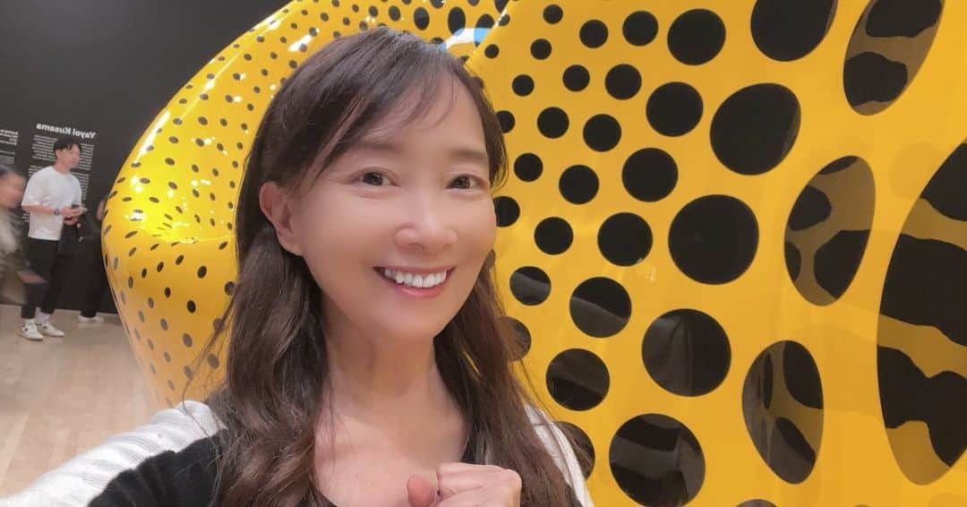 アグネス・チャンのインスタグラム：「今天三兒子帶我到美術館和吃晚飯。真高興！願意帶媽媽在星期天上街玩，真孝順！好感恩☺️💕💕」