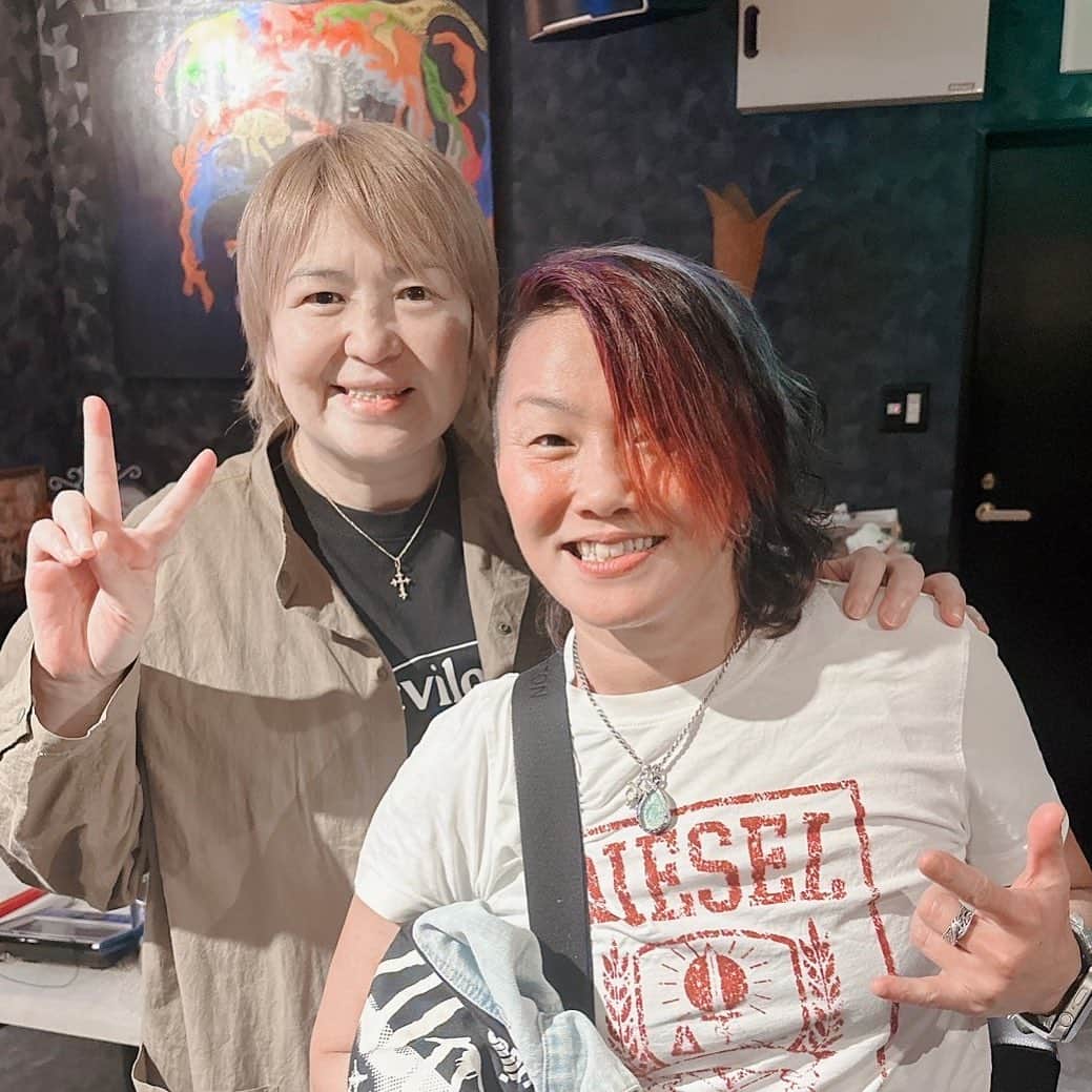 堀田祐美子のインスタグラム：「加藤園子選手がハーツにご来店。  後輩が会いに来てくれるのは本当に嬉しい！！  感謝。  @kato_sonoko   @yumiko_hotta  @t_hearts2020  #堀田祐美子 #yumikohotta  #prowrestling  #プロレス #womansprowrestling  #女子プロレス  #hearts82 #thearts  #加藤園子」