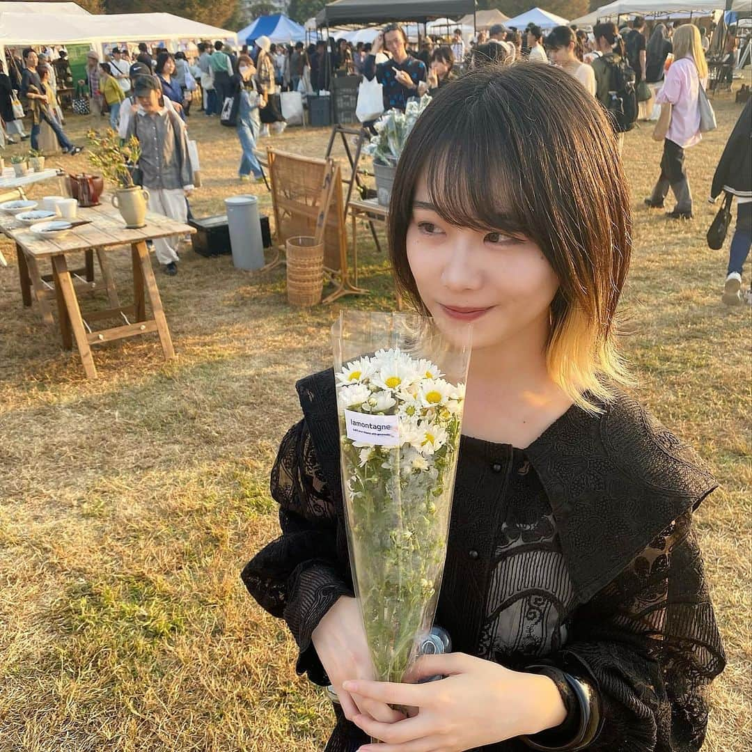 根本朱里さんのインスタグラム写真 - (根本朱里Instagram)「人生初蚤の市 ビールをたくさん飲んだ 目がかゆい」11月6日 12時19分 - kutarogutaroputaro