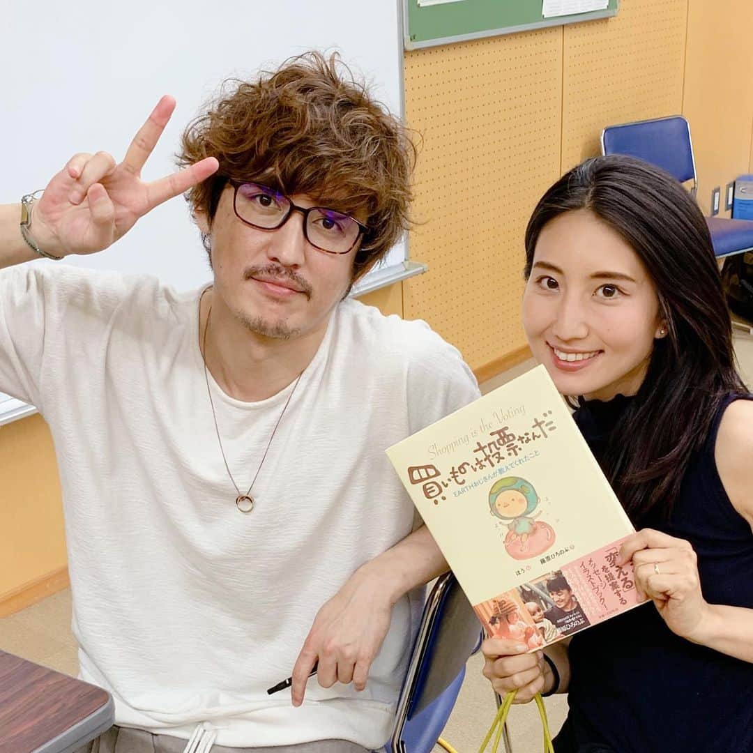 望月一花のインスタグラム：「わたしは個人的に独学で 世の中のことわりや社会の仕組み、 物事が起きる流れを探究し それをただ観察して自分なりに推敲し、 活かしつつ生活していたけれど  それをみんなに言語化してシェアし学びを広めてくれている方 @fujiwarahironobu さんがいるのを知ったのは もう何年前だろうか。 6〜7年前？前すぎて忘れちゃったけど、 SNSが発達してくれたおかげで どんどん世間での認知も増えていった。 #アースおじさん や #買い物は投票 を 耳にしたことがある人もいるかもしれない。  2022年の4月に大切な仲間 @mihokasai が お話会を主催してくれて、直に会えた。 このオンラインつながりが一般的になった世の中で、 直接対面で会って、声の波動を直接その場で受けながら、 会場のみんなと一体になりながら受けられる贅沢さを どれほどの人が価値を感じているだろうか。  繋がりをとても大切にしている私にとって、 とても意義のある時間だった。 1人でただやっているだけでは辿り着けない エネルギーの交換とケミストリーの増幅。 たとえ知っていることだったとしても 実際活動している人がこうして伝えているんだな、と いくらでも得るものはあるし得られるかどうかも自分次第。  そしてそれをまた、11/8に世田谷で 行動する大切な友人の1人 @tkcf98_setagaya 主催の ゆいちゃんが、お話会を開催してくれることに。  海外に拠点を移して会えなくなったり 不慮の事故で突然亡くなったり なんだかそういう話をよく聞く。  いつだって当たり前のようにそこに居るなんて限らないし タイミングがいつでもあるわけじゃない 自分にもいつかは死が来る。 その時に後悔のないように今を生きて、 自分の出来ることをやって チャンスや繋がりを活かしていきたいと強く願う。  ということで、少しでも気になったりピンと来た人は すぐ行動することをオススメします。 この投稿に出会えて、 そしてそのお話会が行ける距離感であって、 その日が調整できて予定が空けられるのなら、 そういう運命、カルマなんだとおもう。 もちろんそれで行かないを選択するのもあなたの体験と自由。  最後にこの言葉をプレゼント🎁  『明日死ぬかのように生きよ。永遠に生きるかのように学べ。』  "Live as if you were to die tomorrow. Learn as if you were to live forever."  『未来は、「今、我々が何を為すか」にかかっている。』  "The future depends on what we do in the present."  『あなたがこの世で見たいと願う変化に、あなた自身がなりなさい。』  You must be the change you want to see in the world.  by Mahatma Gandhi」