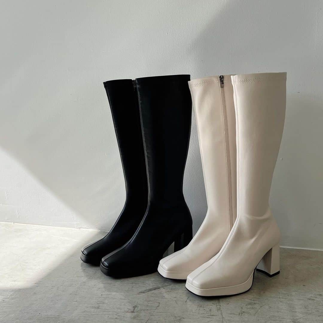 デュラスアンビエントのインスタグラム：「#プラットフォームスクエアトゥロングブーツ <Ivory, Black> 【11/8(WED)20:00-】  今っぽい足元に欠かせない、冬のロングブーツ。  厚めのソールと安定感のあるチャンキーヒールで、高さがありながらも楽な履き心地が嬉しいポイント。  トレンド感のあるスクエアトゥでボリュームを出しつつも、筒周りは細身なフォルムでスッキリとした印象に仕上げました。  ＿＿＿＿＿＿＿＿＿＿＿ ✔︎ @ambient_styling #AMBIENT #ambient_official #ambientstyle #アンビエント #ブーツ #ロングブーツ」