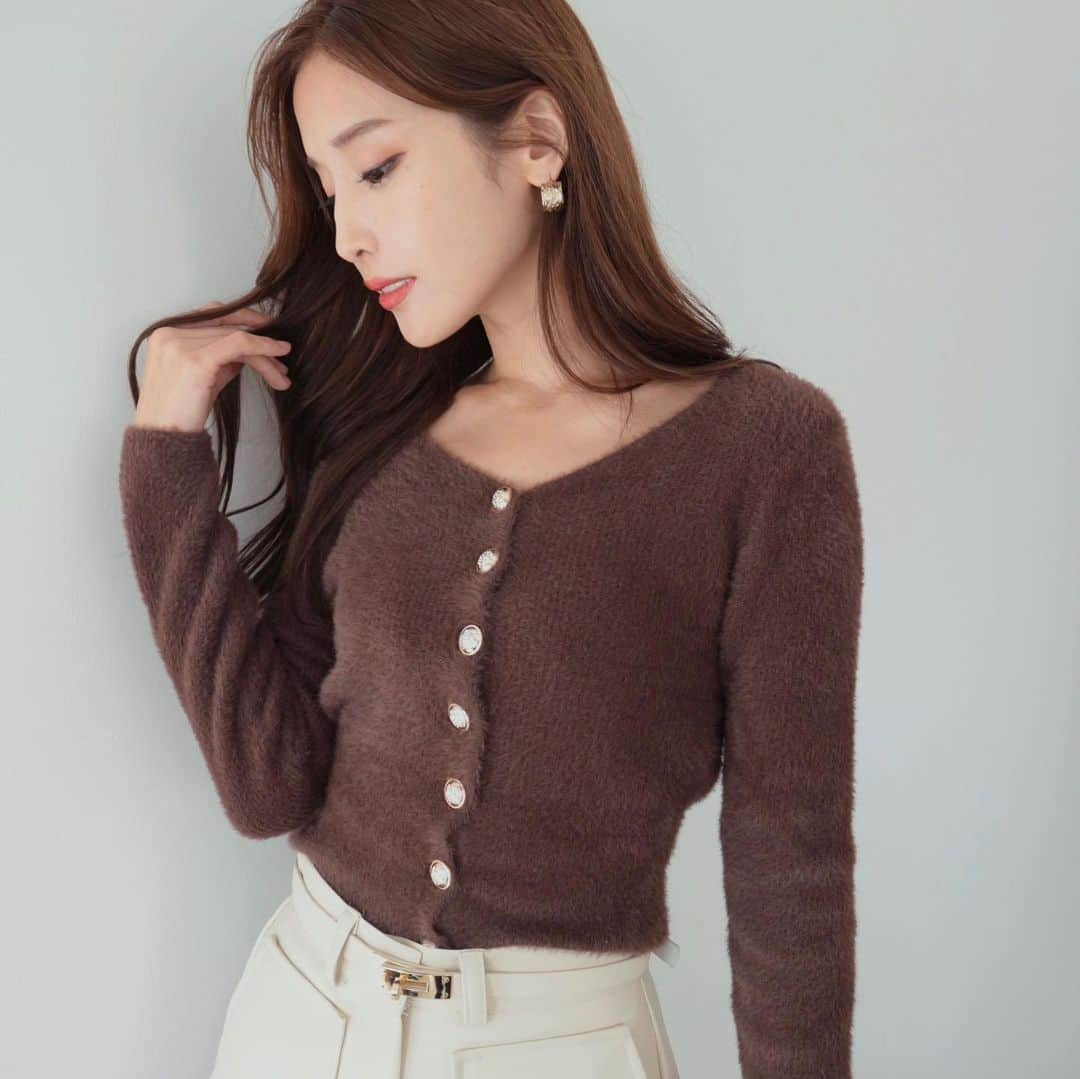 デュラスアンビエントのインスタグラム：「#シャギーヤーンコンパクトカーディガン <Ivory, Brown, Black> 【11/6(MON)20:00-】  季節感の深まる、大人フェミニンなコンパクトカーディガン。  滑らかな毛並みが特徴のシャギーヤーンを使用し、一枚でもチクチクせずご着用いただけるのが嬉しいポイント。  タイト過ぎないコンパクトなシルエットで、大きく開いたVネックラインが顔まわりをスッキリと見せてくれます。 ＿＿＿＿＿＿＿＿＿＿＿ ✔︎ @ambient_styling #AMBIENT #ambient_official #ambientstyle #アンビエント #ニット #カーディガン #きれいめコーデ」