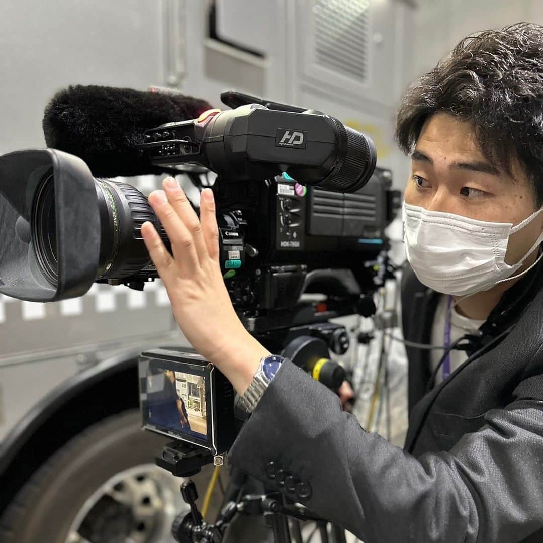 日テレ採用さんのインスタグラム写真 - (日テレ採用Instagram)「ㅤㅤㅤㅤㅤㅤㅤㅤㅤㅤㅤㅤㅤ 2023年度【新入社員の声vol.25】 メディアビジネス部門  情報番組や報道の研修では、視聴者の方に映像として情報を届けるまでに多くの過程を踏んでいることを身に沁みて感じました。入社前は番組制作という仕事に対し、映像を撮って、編集して、流すというざっくりとしたイメージしか抱いていませんでした。しかしその一連の流れを体感すると、そもそも何をどのようにして撮るかという前段部分を考えること、撮影中も撮りたいものが撮れなくてもその場で別の方針を考えること、実際に撮影した物を放送できるのか、書籍や論文を駆使して裏付の資料を作成することなど、想像の範疇を超えた障壁を乗り越えてテレビの映像はできているのだと感動しました。  さらに詳しい記事は採用HP「新入社員の声」にて公開中✨  @ntv_jinji  #日本テレビ #日テレ #テレビ局 #就活 #採用 #メディア #ビジネス #営業 #新入社員の声」11月6日 12時18分 - ntv_jinji