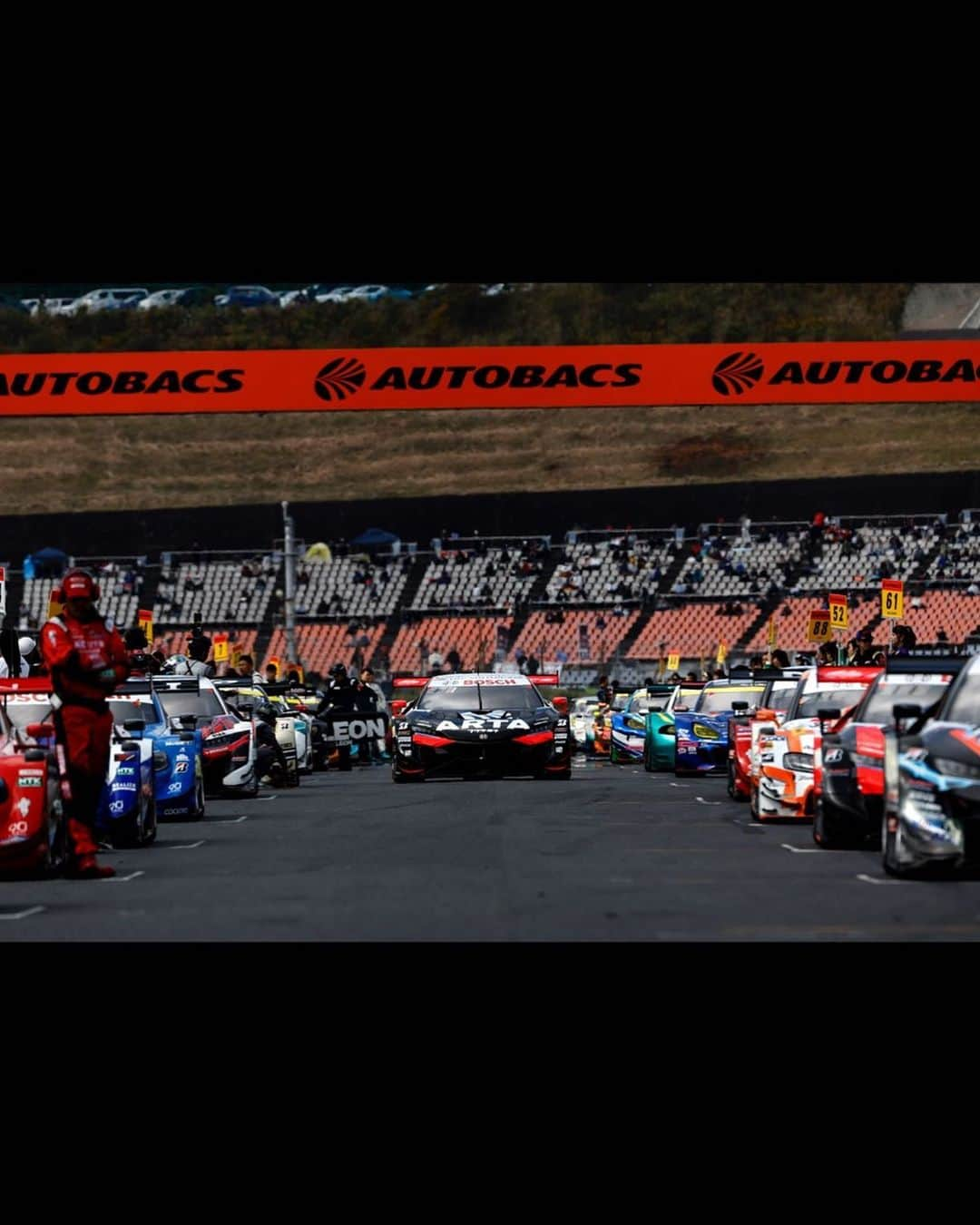 沢すみれさんのインスタグラム写真 - (沢すみれInstagram)「#SUPERGT Rd.8  MOTEGI GT 300km  RACE  GRAND FINAL   #8 ARTA MUGEN NSX-GT 野尻智紀選手/大湯都史樹選手  Rd.8▶︎▶︎ P11スタート  大湯選手▶︎22Lap▶︎野尻選手  ▶︎▶︎🏁P5   2023 Driver Ranking 8位(38pt) 🏆Rd.1 OKAYAMA P3  🏆Rd.6 SUGO PoleToWin  #16 ARTA MUGEN NSX-GT 福住仁嶺選手/大津弘樹選手  Rd.8▶︎▶︎ P9スタート  大津選手▶︎41Lap▶︎福住選手  ▶︎▶︎🏁P12  2023 Driver Ranking 4位(53pt) 🏆Rd.4 FUJI P3  🏆Rd.5 SUZUKA PoleToWin 🏆Rd.7 AUTOPOLIS PP▶︎P2  ARTA × MUGEN 野尻選手 × 大湯選手 福住選手 × 大津選手  新体制で迎えた1年、 沢山の応援をありがとうございました！  シーズン序盤は天候に振り回され、レース的にも大きなクラッシュも多く見ているだけでも怖い時もありましたね。 思い返すとドライバーさんの体調面での不調やSFでのクラッシュで出場が危ぶまれることあったりと本当に怒涛のシーズンだったのではと感じています。  そんな中でもシーズン通して4人がドライブし沢山の表彰台を見せてくれました。  昼と夜をイメージした2台のNSX-GTが魅せるレースを追いかけていたらあっという間に太陽が沈み月がのぼる1年でした☀️🌕  NSX-GTでのレースは幕を閉じ、2024年HONDA陣は無限の可能性を秘めたCIVIC TYPE R-GTへとマシンは変わります。 来年はどんな体制になるか発表はまだ先ですが、 ARTA、MUGEN、野尻選手、大湯選手、福住選手、大津選手へ変わらぬ最高の応援をお願いいたします🙏  そして変わらぬ応援を2024 ARTA GALSたちにもお願いいたします🔥  #ARTA #MUGEN #ARTAMUGEN #AUTOBACS #ありがとうNSXGT」11月6日 12時19分 - sumiresour