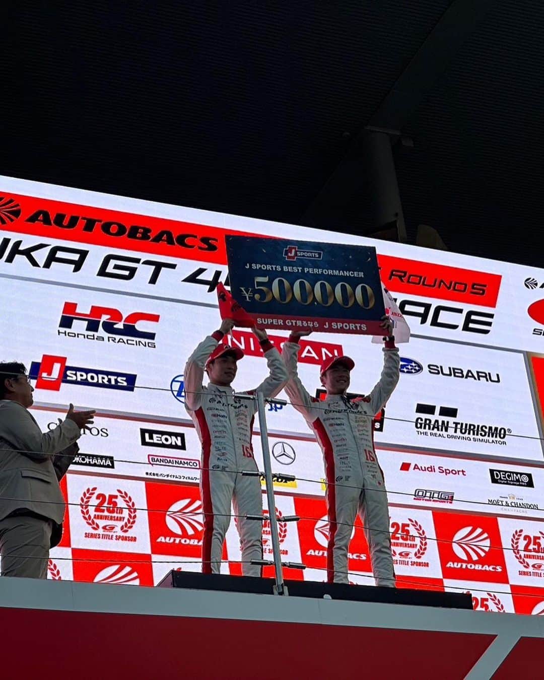 沢すみれさんのインスタグラム写真 - (沢すみれInstagram)「#SUPERGT Rd.8  MOTEGI GT 300km  RACE  GRAND FINAL   #8 ARTA MUGEN NSX-GT 野尻智紀選手/大湯都史樹選手  Rd.8▶︎▶︎ P11スタート  大湯選手▶︎22Lap▶︎野尻選手  ▶︎▶︎🏁P5   2023 Driver Ranking 8位(38pt) 🏆Rd.1 OKAYAMA P3  🏆Rd.6 SUGO PoleToWin  #16 ARTA MUGEN NSX-GT 福住仁嶺選手/大津弘樹選手  Rd.8▶︎▶︎ P9スタート  大津選手▶︎41Lap▶︎福住選手  ▶︎▶︎🏁P12  2023 Driver Ranking 4位(53pt) 🏆Rd.4 FUJI P3  🏆Rd.5 SUZUKA PoleToWin 🏆Rd.7 AUTOPOLIS PP▶︎P2  ARTA × MUGEN 野尻選手 × 大湯選手 福住選手 × 大津選手  新体制で迎えた1年、 沢山の応援をありがとうございました！  シーズン序盤は天候に振り回され、レース的にも大きなクラッシュも多く見ているだけでも怖い時もありましたね。 思い返すとドライバーさんの体調面での不調やSFでのクラッシュで出場が危ぶまれることあったりと本当に怒涛のシーズンだったのではと感じています。  そんな中でもシーズン通して4人がドライブし沢山の表彰台を見せてくれました。  昼と夜をイメージした2台のNSX-GTが魅せるレースを追いかけていたらあっという間に太陽が沈み月がのぼる1年でした☀️🌕  NSX-GTでのレースは幕を閉じ、2024年HONDA陣は無限の可能性を秘めたCIVIC TYPE R-GTへとマシンは変わります。 来年はどんな体制になるか発表はまだ先ですが、 ARTA、MUGEN、野尻選手、大湯選手、福住選手、大津選手へ変わらぬ最高の応援をお願いいたします🙏  そして変わらぬ応援を2024 ARTA GALSたちにもお願いいたします🔥  #ARTA #MUGEN #ARTAMUGEN #AUTOBACS #ありがとうNSXGT」11月6日 12時19分 - sumiresour