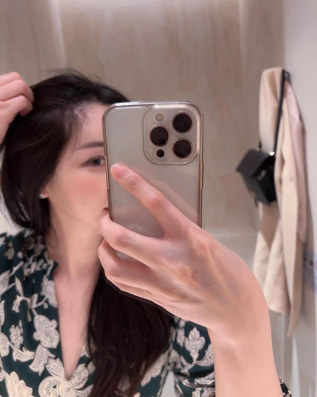 キム・ドヒさんのインスタグラム写真 - (キム・ドヒInstagram)「- 머리가 정말로!! 자라는 잔디세럼 open💚(후기가 대박이에요) 2개 구성은 무려 54% 할인으로 완전 추천드립니다!!  진짜 근 몇년 이래 “역대급 제품”이지 않을까 싶어요😆 하루 두번 발라주는게 가장 좋지만 하루 한번도 괜찮아요!!  ❓샤워 후, 젖은 머리에 문질문질 해주면 끝!!!  끈적임 ❌ 떡짐 ❌  맘놓고 듬뿍듬뿍 발라주셔도 되세용!!  ✅ 염색 탈색으로 머리가 많이 빠진분들 ✅ 스트레스로 머리 빠진 분들 ✅ 출산으로 머리 빠진분들  키에라 헤어에센스는  정수리에 빠진 부분,M자 부분 애교머리 부분 거기에 머리가 조금 난다는 헤어세럼이라더라구요  3년 전, 탈색을 4-5번 하고 아예 머리가 빠지기도 하규 머리 뚜껑 부분이 서서히 다 끊겼고  이제야 끊긴 부분들이 어깨 넘을 정도로 길었거든요   2,3년을 끊긴 머리 때문에 너무 고생을 해서 조금이라도 자란게 너무 다행이었지만  탈색으로 인해서 빠진 머리들은 다시 안나더라구요....?ㅠㅠ  누구나 그렇듯 귀찮아서 첨엔 바르는둥 마는둥 하다가 담당자 분께서 중간 점검차 연락 주셨는데 믿고 발라보라고 강력하게 말씀하셔서 안내 받은대로 샤워 후, 젖은머리에 매일매일 발라주었어요  속는셈 치고 M자 애교 머리 한쪽 발라봤는데 ( 비교 해보려구요 ) 조금씩 조금씩 나는게 보여서 왼쪽에 엄청 열심히 발라줬는데 비교사진 보시면 아시겠지만 잔머리 밀도가 다른거 보이시죠???  사진 봐주세요!!! . . #워터데이지#워터데이지마켓#공구#에스테틱#에스테틱공구#헤어에센스」11月6日 12時21分 - dohya_kh