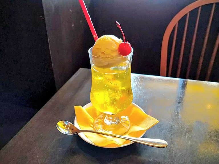 おいもカフェ金糸雀さんのインスタグラム写真 - (おいもカフェ金糸雀Instagram)「. 鎌倉の秋の銀杏のようなイエロー『クリームソーダ(黄)』。 レモン味の黄色の炭酸水にバニラアイスとサクランボを浮かべたクリームソーダです。 キラキラなイエローのジュエリーシュガーをトッピングして可愛く華やかな一杯♪ 通年販売です。 . #おいもカフェ金糸雀 #おいもカフェ #鎌倉 #小町通り #湘南 #神奈川 #カフェ #喫茶店 #甘味処 #鎌倉カフェ #湘南カフェ #神奈川カフェ #鎌倉スイーツ #鎌倉グルメ #鎌倉観光 #鎌倉旅行 #鎌倉散歩 #鎌倉デート #クリームソーダ #フロート #レモン #ソーダ #バニラアイス #アイス #サクランボ #ジュエリーシュガー #レトロ #映え #kamakura #가마쿠라 . 《おいもカフェ金糸雀》 営業時間：10:00-18:00(L.O.17:30) 定休日：水曜日 248-0006 神奈川県鎌倉市小町2-10-10 小町TIビル1F TEL：0467-22-4908」11月6日 12時22分 - oimocafekanaria