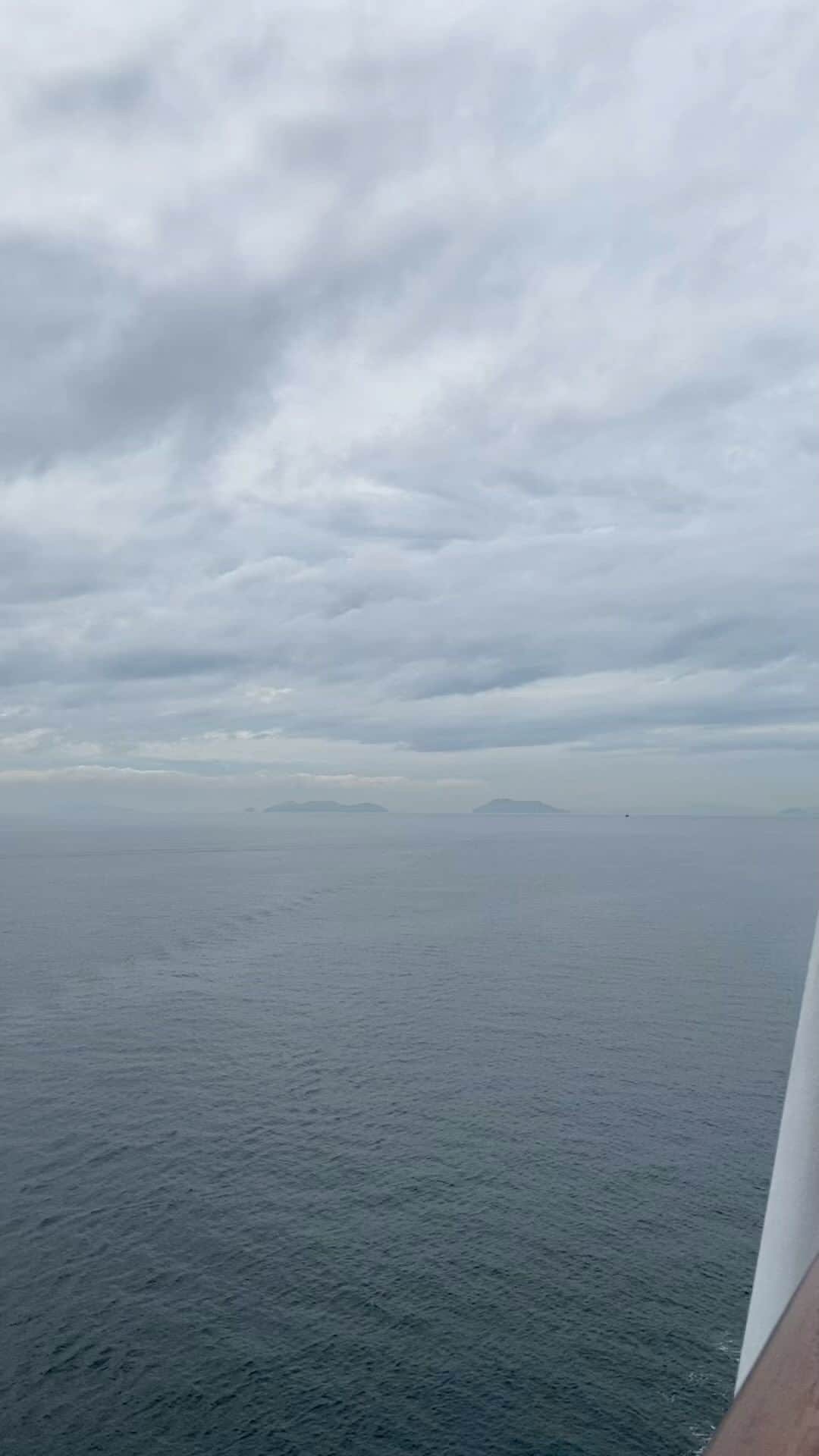 マルシアのインスタグラム：「瀬戸内海を渡っております🚢  海は穏やか 風も少なく 温度は22度 過ごしやすいです。  飛鳥IIよりのお裾分け  感謝 #マルシア」