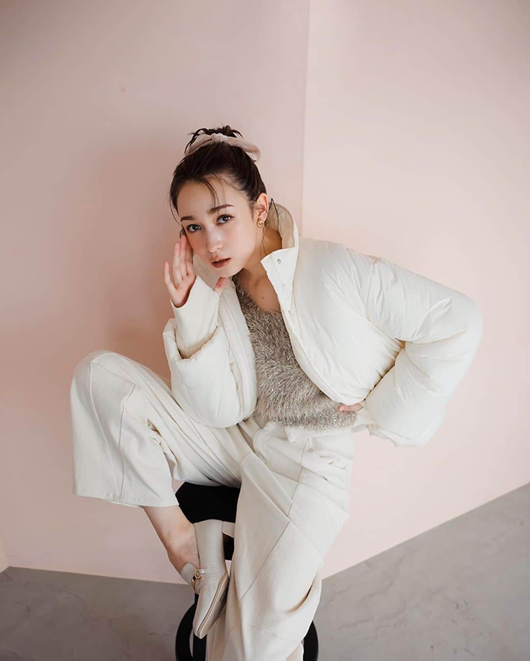 dazzlinのインスタグラム：「_____Web magazine up date ▶︎ スライドしてチェック🔍 . ............................................................................  『 Fpcus in -Holiday- White Collection 』  feat #藤井サチ ( @sachi_fujii_official )  ............................................................................  【  Stardust Shaggy — 05 】   . ■ Outer #スタンドミドルブルゾン price : ￥17,600 o.white / black / yellow size : FREE  . ■ Knit #ハミングラメシャギークロップドトップス price : ￥7,590 gray / pink / green / mocha size : FREE  . ■ Bottoms #カーブラインデニムパンツ price : ￥10,890 ivory / pink / blue / mix size : XS / S / M  . ............................................................................  アイテム詳細は商品タグ or TOPページURLよりチェック🔗 » @dazzlin_official  . 全国のdazzlin staffのスタイリングも更新中👗 » @dazzlin_staff_snap  . #藤井サチ #dazzlin #ダズリン #2023aw #ニット #ニットコーデ #デニム #デニムコーデ #シャギー #シャギーニット #ワントーン #ワントーンコーデ  #推し活 #カフェ活 #カフェ巡り #参戦服 #参戦コーデ #大人コーデ #大人カジュアル #カジュアルコーデ #きれいめカジュアル #シンプルコーデ」