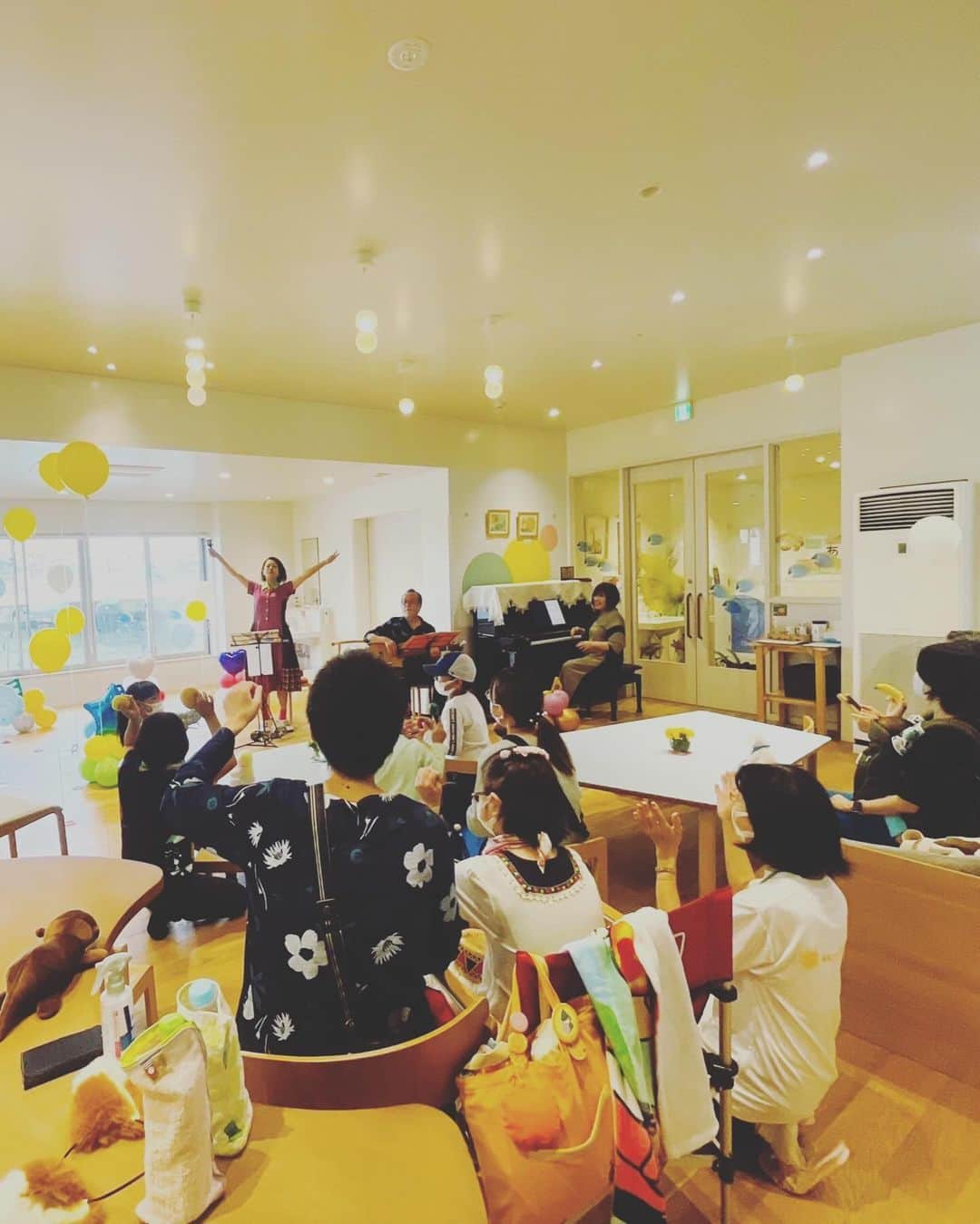 大和田美帆さんのインスタグラム写真 - (大和田美帆Instagram)「昨日は 応援アンバサダーを務める #横浜こどもホスピス @yokohama_childrens_hospice   に半年ぶりに伺って 午前と午後、 小児がんや難病と闘う子どもたちと、そのご家族と一緒に楽しむ会に参加してきました！  今回は #中川ひろたかさん #YUKAさん @musicboxyuka  #シャボン玉オヤジさん @bubble_star2020   のチームで^_^  ミュージカルDADDYのご縁で、中川さんとこうしてご一緒できるようになるなんて光栄です。  ５月だったかな。 金沢から新潟のバスの中で、こどもホスピスの話をして、お誘いしたら来てくださることになり。感謝。  中川さんの名曲をたくさん歌わせていただきました。  #世界中のこどもたちが #ともだちになるために #はじめの一歩 #にじ  本当に素敵な曲ばかり。  YUKAさんと中川さんと3人でのトリオも初めてで楽しい演奏となりましたが、  途中から子ども達も楽器で参加してくれて最高のセッションになりました！  コンサートのあとは、シャボン玉オヤジさん のシャボン玉で大人も子どもも遊んで  もちろん私も大はしゃぎ。笑 子どもたちのあとに、私もシャボン玉の中に入れてもらいました！  シャボン玉も音楽も、 一瞬で子どもたちを笑顔にしちゃいます。  本当に笑い声の絶えない幸せな時間となりました。  【こどもホスピスとは何だろう？】  そうご興味を持たれた方はぜひ検索してみてください。 @yokohama_childrens_hospice  横浜 @tch_ins  大阪  こどもホスピスの必要性についての講演会も行っております。明日は茨城に講演してきます。  もっと多くの方に #こどもホスピス　について 知っていただけますように。  こどもたちが、 たくさん笑ってたくさん遊んでる空間は大人も笑顔です。 #こどもが笑えば世界が笑う ！！！  エネルギーをいっぱいもらいました！！」11月6日 12時29分 - miho_ohwada