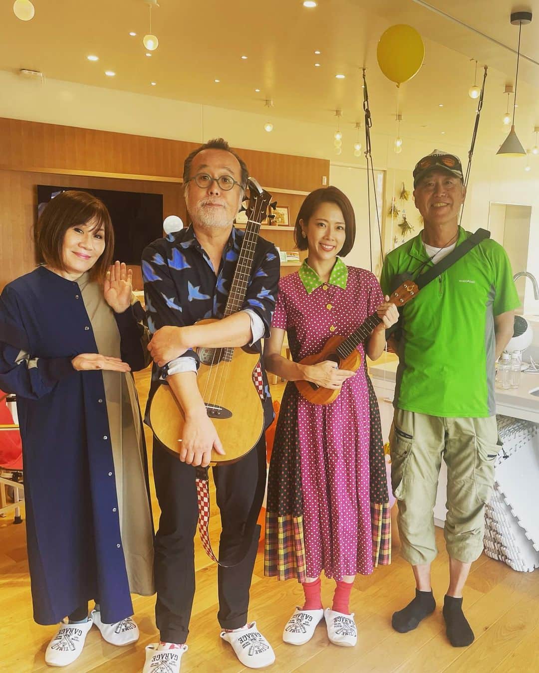 大和田美帆のインスタグラム：「昨日は 応援アンバサダーを務める #横浜こどもホスピス @yokohama_childrens_hospice   に半年ぶりに伺って 午前と午後、 小児がんや難病と闘う子どもたちと、そのご家族と一緒に楽しむ会に参加してきました！  今回は #中川ひろたかさん #YUKAさん @musicboxyuka  #シャボン玉オヤジさん @bubble_star2020   のチームで^_^  ミュージカルDADDYのご縁で、中川さんとこうしてご一緒できるようになるなんて光栄です。  ５月だったかな。 金沢から新潟のバスの中で、こどもホスピスの話をして、お誘いしたら来てくださることになり。感謝。  中川さんの名曲をたくさん歌わせていただきました。  #世界中のこどもたちが #ともだちになるために #はじめの一歩 #にじ  本当に素敵な曲ばかり。  YUKAさんと中川さんと3人でのトリオも初めてで楽しい演奏となりましたが、  途中から子ども達も楽器で参加してくれて最高のセッションになりました！  コンサートのあとは、シャボン玉オヤジさん のシャボン玉で大人も子どもも遊んで  もちろん私も大はしゃぎ。笑 子どもたちのあとに、私もシャボン玉の中に入れてもらいました！  シャボン玉も音楽も、 一瞬で子どもたちを笑顔にしちゃいます。  本当に笑い声の絶えない幸せな時間となりました。  【こどもホスピスとは何だろう？】  そうご興味を持たれた方はぜひ検索してみてください。 @yokohama_childrens_hospice  横浜 @tch_ins  大阪  こどもホスピスの必要性についての講演会も行っております。明日は茨城に講演してきます。  もっと多くの方に #こどもホスピス　について 知っていただけますように。  こどもたちが、 たくさん笑ってたくさん遊んでる空間は大人も笑顔です。 #こどもが笑えば世界が笑う ！！！  エネルギーをいっぱいもらいました！！」