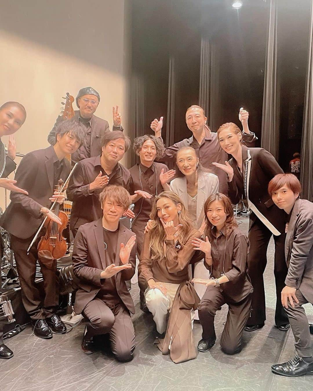 和央ようかさんのインスタグラム写真 - (和央ようかInstagram)「My 35th anniversary concert 😊  私の35周年記念コンサートの想い出たちより少しシェアしますね😊  最高の人々に支えられ、笑い、真剣に遊び、自由に楽しみながら音楽をつくり、ダンスし、心も身体もfreeで解き放たれたひと時を、我が愛するファンの皆様と楽しんだ2日間でした…私と同じように、ファンの皆様も楽しんで頂けていたら、嬉しいな😊 🤔  共演者…ゲストの、AKIRA @kazuya.seto_akira  愛ちゃん @hikaru_ 新たなトリオShoulders 🤣私達3人の広い肩幅で作り上げた舞台…本当楽しかった…大変だったよね、ありがとう🙏たくさん、たくさん、本当にありがとうございました🙏  音楽…私の無茶振りをサラッと素敵に流れるようなメドレーにアレンジして下さり有難うございました🙏全てがカッコ良すぎでした。一緒に音を創れて楽しかった。私達は何をやり合っても大丈夫なはず😂👍と信頼がさらに確信に変わりました🤣 音楽監督小泉さん @piano_koizumi_takashi とバンドの皆様、最高にプロフェッショナルな皆様、本当に楽しかったです。またね。本当に有難うございました🙏  名倉先生…私の無茶な願いを叶えて下さり(お願いする私が自分でもおそろしい😅😅)振付だけで無く、もう、舞台では踊らないと決めていらしたのに、全公演一緒に踊って下さり、幸せすぎました。やはり、鍛えなきゃ！心も筋肉も！😂と改めて思っております。 本当に有難うございました🙏  Chiharu @shoyabuki0426 いつも、その舞台に応じたメイクにヘア、いつも話しながら決める過程も含めて最高にクリエイティブ👍😊その上、笑いが絶えない😂😂😂Chiharu さんと、私の歴史も35年だものね😂揺るがない信頼に支えれ、幸せでした。これからもよろしくお願いします。本当に有難うございました🙏  ジュエリー💎…私のシンプルな衣装を一瞬にして、別物のように。ゴージャスに、凛としたmagicをかけてくださる ミキモト @official_mikimoto  本当に最高の品格とホンモノの輝き✨を有難うございました🙏  まさしく、One Heart ❤️ な舞台でした。  一緒に創って下さった皆様、 観に来て下さった皆様、私は本当に本当に幸せすぎる35周年の Super gift 🎁 を頂きました。  ありがとうございました  また、感謝して、私らしく歩んでいきまーす  よろしくお願いします😝  #takakotokyostylin🇯🇵 #yokawao #和央ようか #和央ようか35thconcert #イイノホール #無事終了しました #ミキモト」11月6日 12時29分 - yokawao0215