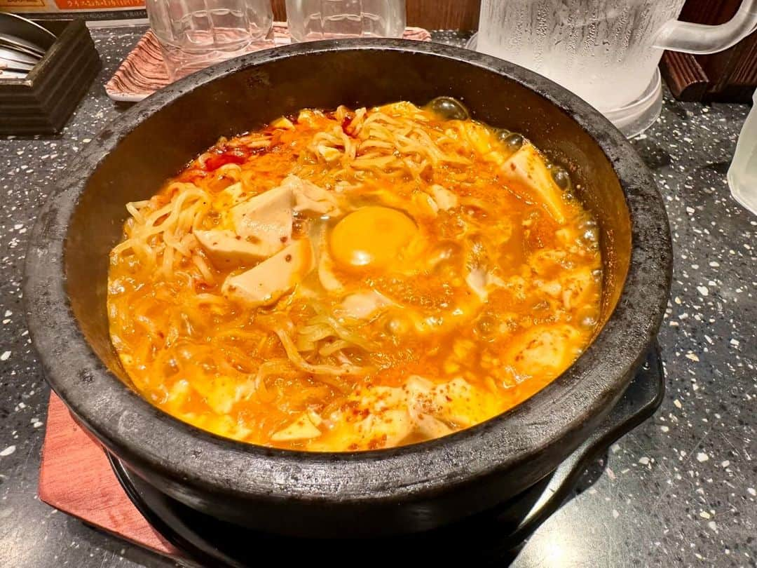 まえちゃんねるのインスタグラム：「今日のランチは、スンドゥブラーメン🍜相変わらず熱い！辛い！量が多い！最高です🔥  #ランチ #今日のランチ #スンドゥブ #スンドゥブチゲ #スンドゥブラーメン #ラーメン #チェゴヤ」