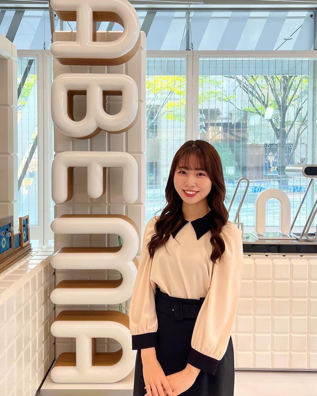 安藤咲良のインスタグラム：「. ABEMANEWSでした！ 明日9:00〜のABEMANEWSも 楪さんとお伝えしますよ〜😆✨！！  本日は16:00〜 FM TOKYO『THETRAD』の生中継です！ 私も気になっていたスポットへ！ ぜひお聴き下さい📻♩ . #abematv #tokyofm」