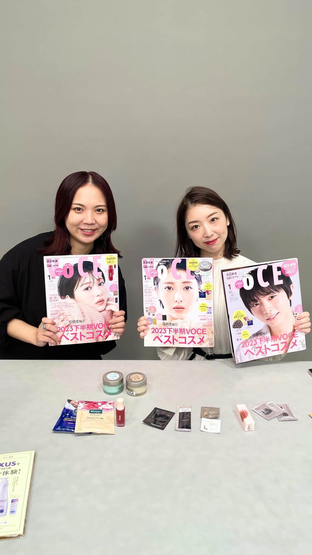 のインスタグラム：「11/22発売！VOCE1月号見どころチェックインスタライブ✨  ご視聴ありがとうございました！ 各バージョンの販売価格はこちらです。 【通常版】890円 【スカルプブラシ版】980円 【リップティント版】980円」