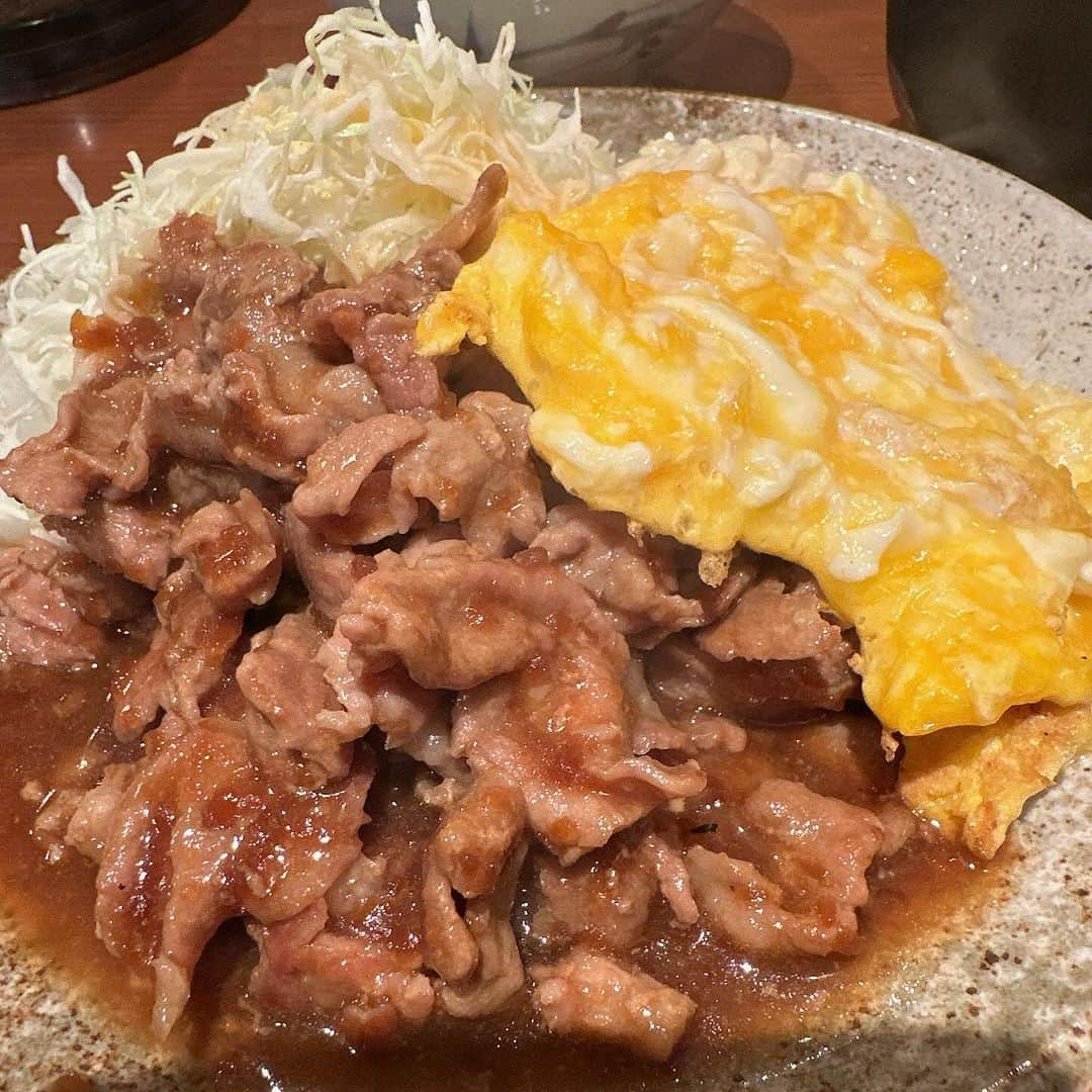 やのぱん（矢野ひろし）さんのインスタグラム写真 - (やのぱん（矢野ひろし）Instagram)「ガッツリ食べたい時は、、 とん玉ダブル！！  甘辛く焼いた豚肉と、シンプルな卵がよく合う！！ バクつく時にはピッタリ*\(^o^)/*  #ランチ　#お昼ごはん  #やのぱん　#頬張る」11月6日 12時37分 - yanopan1103