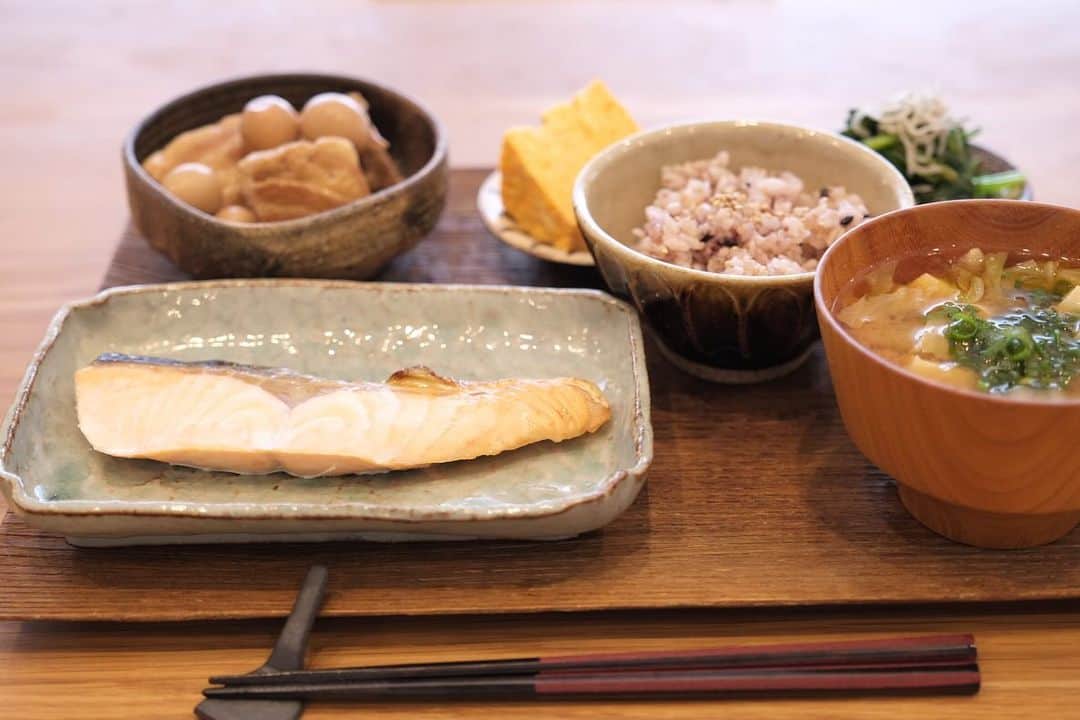 木村文乃 さんのインスタグラム写真 - (木村文乃 Instagram)「*** いつかのごはんでした。  焼きサケ 角煮 だし巻きたまご ほうれん草とシラスの和え物 白菜とお豆腐のおみそ汁 雑穀米ごはん  そろそろ自炊したいなぁ。 外食は美味しいけど 美味しいって疲れちゃうときもあるよね🫠」11月6日 12時32分 - fuminokimura_official