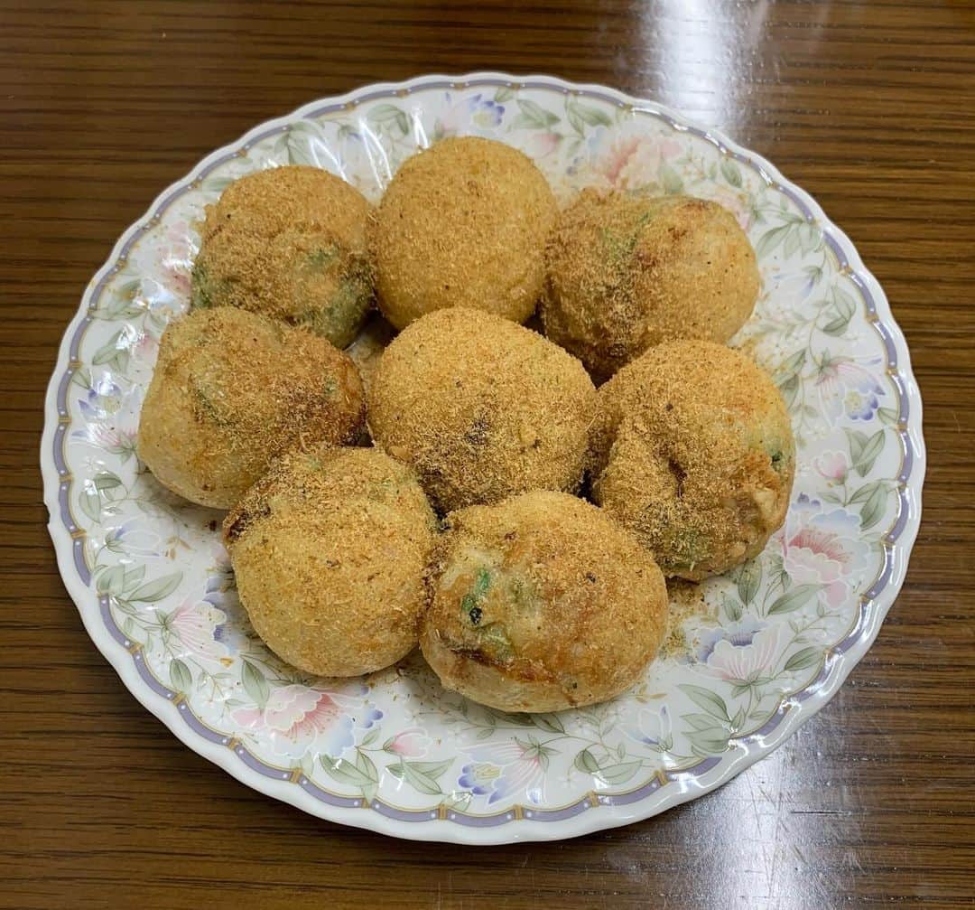 白鳥雪之丞のインスタグラム：「京都4日目ランチ🤤  #ちょぼ焼 #レバーミノてん定食 #さたけ #京都 @revolutionbooks  #ニシさん #ご馳走様でした」
