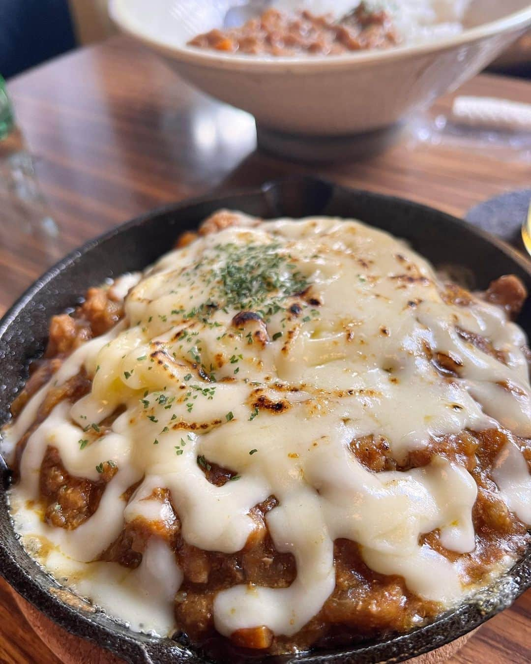 前田友香さんのインスタグラム写真 - (前田友香Instagram)「大分県日田市豆田町で らららランチ☘️✨  外観が素敵すぎる！ サラダもキーマカレーも デザートも全部美味しかったよ♡  隣のテーブルにきた パフェがめちゃくちゃ美味しそうで 羨ましかったぜ♡笑  最後の動画 ぶりっ子か？なんなんや！😂  #麦屋カフェ #日田市 #豆田町  #大分日記」11月6日 12時34分 - yukamaeda.maeyuka