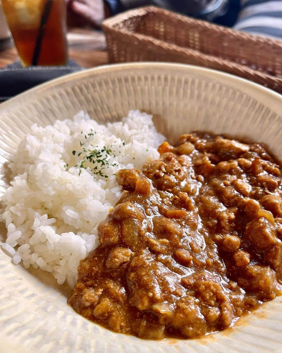 前田友香さんのインスタグラム写真 - (前田友香Instagram)「大分県日田市豆田町で らららランチ☘️✨  外観が素敵すぎる！ サラダもキーマカレーも デザートも全部美味しかったよ♡  隣のテーブルにきた パフェがめちゃくちゃ美味しそうで 羨ましかったぜ♡笑  最後の動画 ぶりっ子か？なんなんや！😂  #麦屋カフェ #日田市 #豆田町  #大分日記」11月6日 12時34分 - yukamaeda.maeyuka