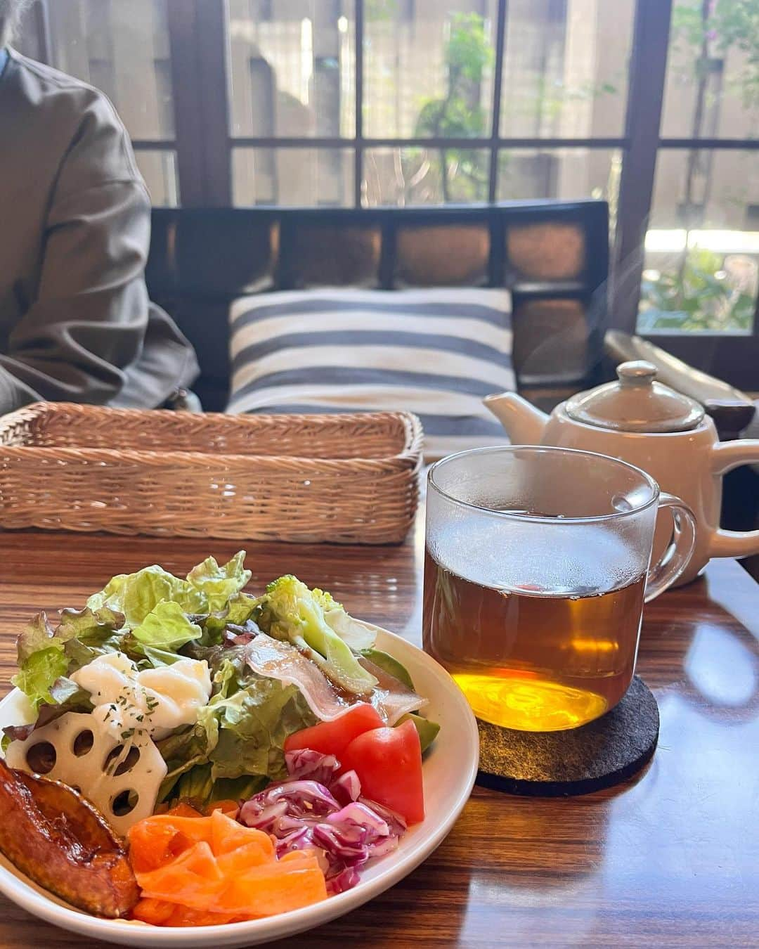 前田友香さんのインスタグラム写真 - (前田友香Instagram)「大分県日田市豆田町で らららランチ☘️✨  外観が素敵すぎる！ サラダもキーマカレーも デザートも全部美味しかったよ♡  隣のテーブルにきた パフェがめちゃくちゃ美味しそうで 羨ましかったぜ♡笑  最後の動画 ぶりっ子か？なんなんや！😂  #麦屋カフェ #日田市 #豆田町  #大分日記」11月6日 12時34分 - yukamaeda.maeyuka