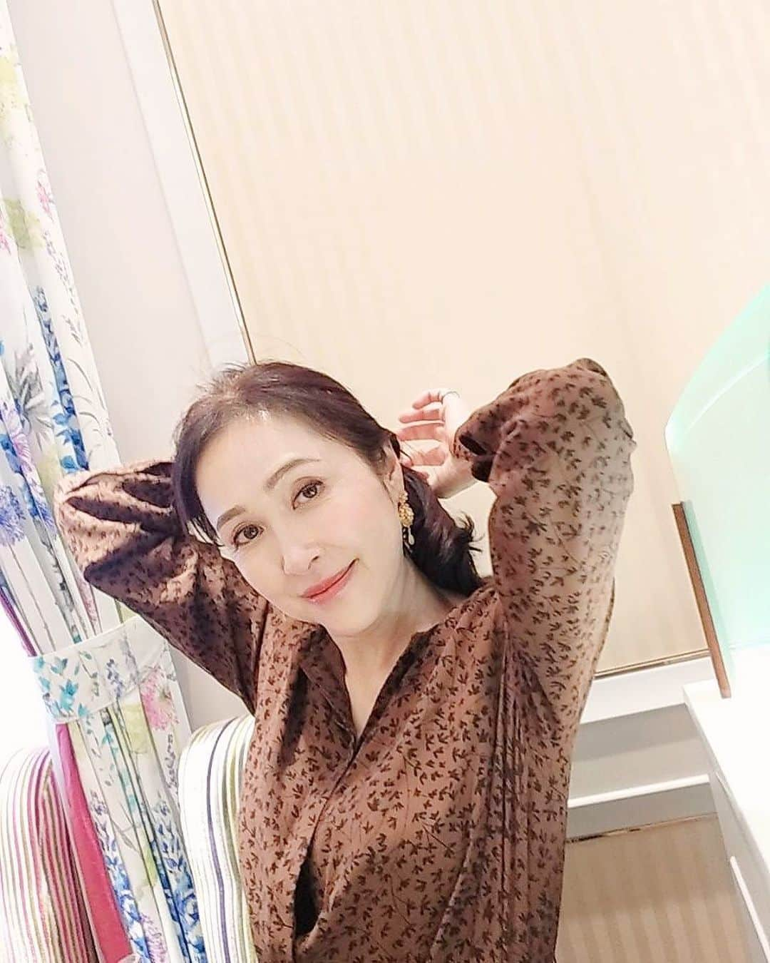 藤田陽子さんのインスタグラム写真 - (藤田陽子Instagram)「最近ヘアセットする時間がなくて、いつも後ろで結んでます。 パーマかけに行かなくちゃ…  @yoko.fujita.official  @define_beauty_japan  @definebeautyjapan   #ヘアスタイル #ミディアムヘアアレンジ #美容院 #美容デー #美容 #美容家 #アラフィフ #アラフィフコーデ #アラフィフ女子 #アラフィフ美容」11月6日 12時35分 - yoko.fujita.official