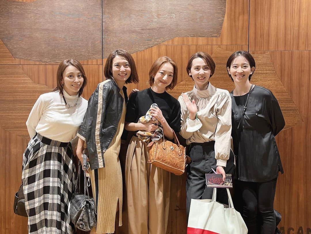 白羽ゆりさんのインスタグラム写真 - (白羽ゆりInstagram)「先日水さんの芸能生活30周年「GRAN TANGO」を観にいきました。  水さんはもちろん他のキャストの皆さんもそれぞれ実力のある方達ばかり。それはもう心が満たされてテンション上がり過ぎて大変でした😂  演出も構成もご本人がされたそうで、水さんのこれまでの人生の真っ直ぐさと美意識、美学を感じる素晴らしい舞台でした。  MCで私の事も話して下さり嬉しかったです。  最近の稽古場での私達は、もっぱら健康と美容の話ばかり🤣  普段私はお化粧をしないので、食べ物やスキンケアの話。 お互いオタク並みに詳しいので話が止まりません😎  宝塚時代はもちろんお世話になり尊敬する先輩ですが、今も変わらず好きな事を極められてる姿が格好良く、時に男役に戻られると絶対的な安心感がある。なんだか今の水さんは無敵なのでは？🥹✨  雪100周年で一緒の下級生もたくさん来ていました。  あゆみとキングとはその後お茶しました☕️ 2人の今後の夢を聞いて、またまた幸せな気持ちになりました。私なりに出来るアドバイスはないかなー？なんて思いましたが、逆に私も頑張ろう！楽しもう！と思えたりで、とっても充実した１日でした。  また大阪の雪100周年で一緒です。  東京公演があまりにも楽し過ぎて！ 皆さま大阪でもお待ちしてます💕  改めて、水さん！ 芸能生活30周年おめでとうございます✨」11月6日 12時35分 - yurishirahane