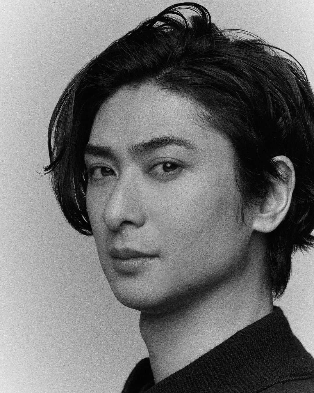 のインスタグラム：「【#BARFOUT ! WEB更新】 いよいよ11/9より上演となるミュージカル・ピカレスク『LUPIN ～カリオストロ伯爵夫人の秘密～』より、主演のアルセーヌ・ルパンを演じる #古川雄大 さんがご登場。時に怪しく、時に笑顔で。柔らかくふわりと舞うような古川さんはさながらルパンのような魅力を放っていました（多田）  https://barfout.jp/culture/5953/  ※プロフィール欄のリンクからご覧いただけます  撮影 / Allan Aban スタイリング / 小林伸崇（WEAR STRIKER&CO.） ヘア＆メイクアップ / 平山直樹  #stage #yutafurukawa #culturemagazine #magazine #photography」