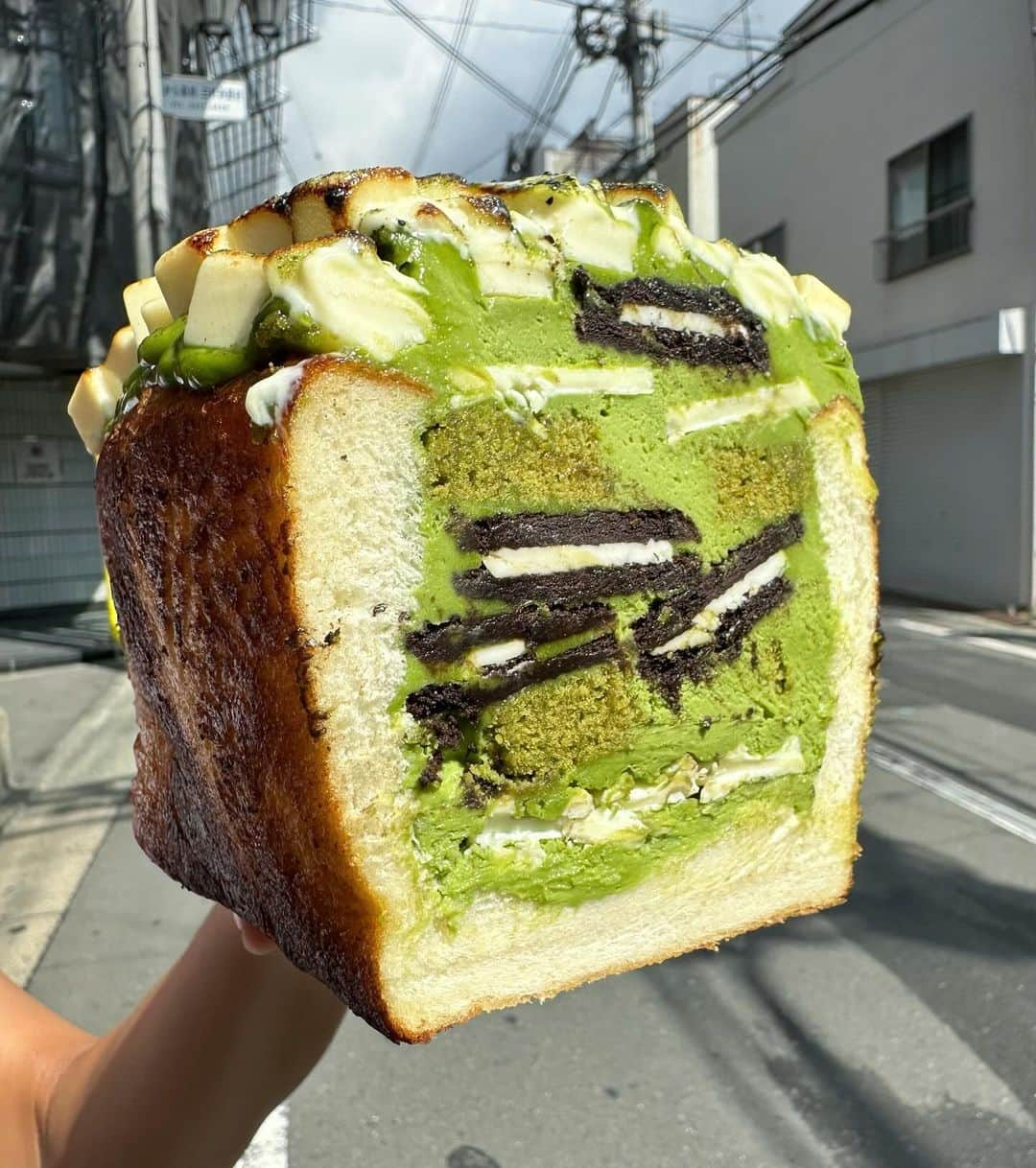 Coffee & Toast Tokyoのインスタグラム：「香る抹茶のクッキーぱん‼︎ 💚🖤💚🖤💚🖤💚🖤💚  “For me starting the day without a pot of green tea would be a day forever out of kilter.”  バターを染み込ませた、外側サクサク、中はもちもちのパンに抹茶クリームとクッキーで！  ほろ苦い抹茶クリームとクッキーの甘みの組み合わせ、たまらんです😋😋😋  11月7日（火）は店休となります。  "Have a great day.!!”  . . . . . #香る抹茶のクッキーぱん #抹茶スイーツ  #matcha  #抹茶  #greentea  #茶  #cookies  #オレオ  #oreo   #matchalover  #matchagreentea  #ほろ苦  #green  #greentea  #三軒茶屋ランチ  #世田谷線カフェ  #パンスタグラム  #東京カフェ  #三軒茶屋カフェ #三軒茶屋  #パン #三茶カフェ  #三茶 #田園都市線カフェ #コーヒーアンドトースト  #coffeeandtoast #foodie #foodielife #お茶  #🍵」