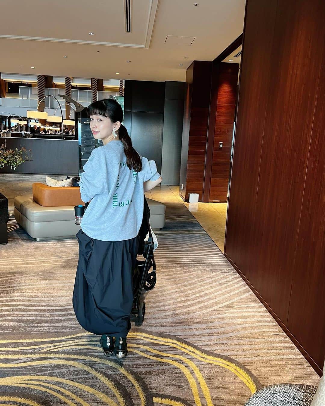 木野園子のインスタグラム：「スウェット大好きで気がついたら、スウェットばかり買ってる🩶笑 カジュアルになり過ぎないようにアクセサリーや合わせる服や靴を決めてます。 沙織の新しいブランド、Muel Chic @muel_chic のスウェット✨ 後ろも前も可愛い🐰  母の密かな楽しみは、子どもとどこかリンクコーデにすること笑 この日はグリーンがポイントです🌳  #Muelchic #muelchic_outfits #autumnfashion」