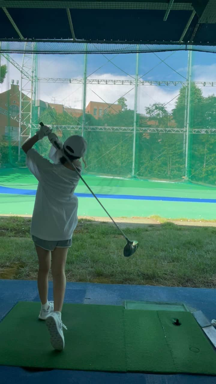 小林智絵のインスタグラム：「記録用です⛳️ ※結構前だけど。笑笑 #ゴルフ女子 #ゴルフ #ゴルフウェア #ゴルフ初心者 #ゴルフスイング #ゴルフコーデ #ゴルフ練習 #ゴルフトレーニング #ゴルフ打ちっぱなし #キャップコーデ #ポロシャツコーデ #ポロシャツ女子」