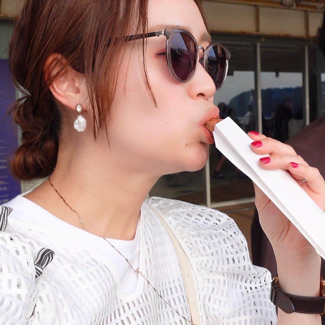 sayumi katoさんのインスタグラム写真 - (sayumi katoInstagram)「思い出の新江の島水族館に息子を連れて🪼 初デートの場所でもあり、9年前に主人がプロポーズしてくれた場所。 ⁡ ニューフェイスのあわたんと一緒に写真も撮れた🤝🏻🩵  ⁡ そして人生初！！ ネコザメを触ってしまったー😍！！ 最初はドキドキしたけれど、本当に大人しい良い子でした✨ キャプションを入力…  #ワーママの日常」11月6日 19時00分 - say_ume