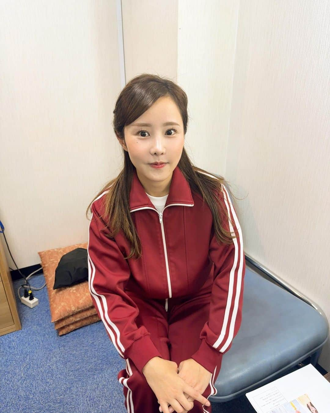 馬場ももこさんのインスタグラム写真 - (馬場ももこInstagram)「🍑 今日11/6（月）19時〜NHK Eテレの 「出川哲朗のクイズほぉ〜スクール」に 出演しています🙆‍♀️⭐️ 難問答えるの楽しかったのです！ ジャージ着たけど何するかわからなくて ソワソワしてるところ🫣 ⁡ご覧いただけたら嬉しいです🍁 ⁡ ゲスト 霜降り明星せいや 馬場ももこ 尾上眞秀 ⁡ #NHK#NHKEテレ#難問#スポーツの秋 #アナウンサー#お仕事#ジャージ#ジャージ #ジャージ」11月6日 12時43分 - momoko.baba