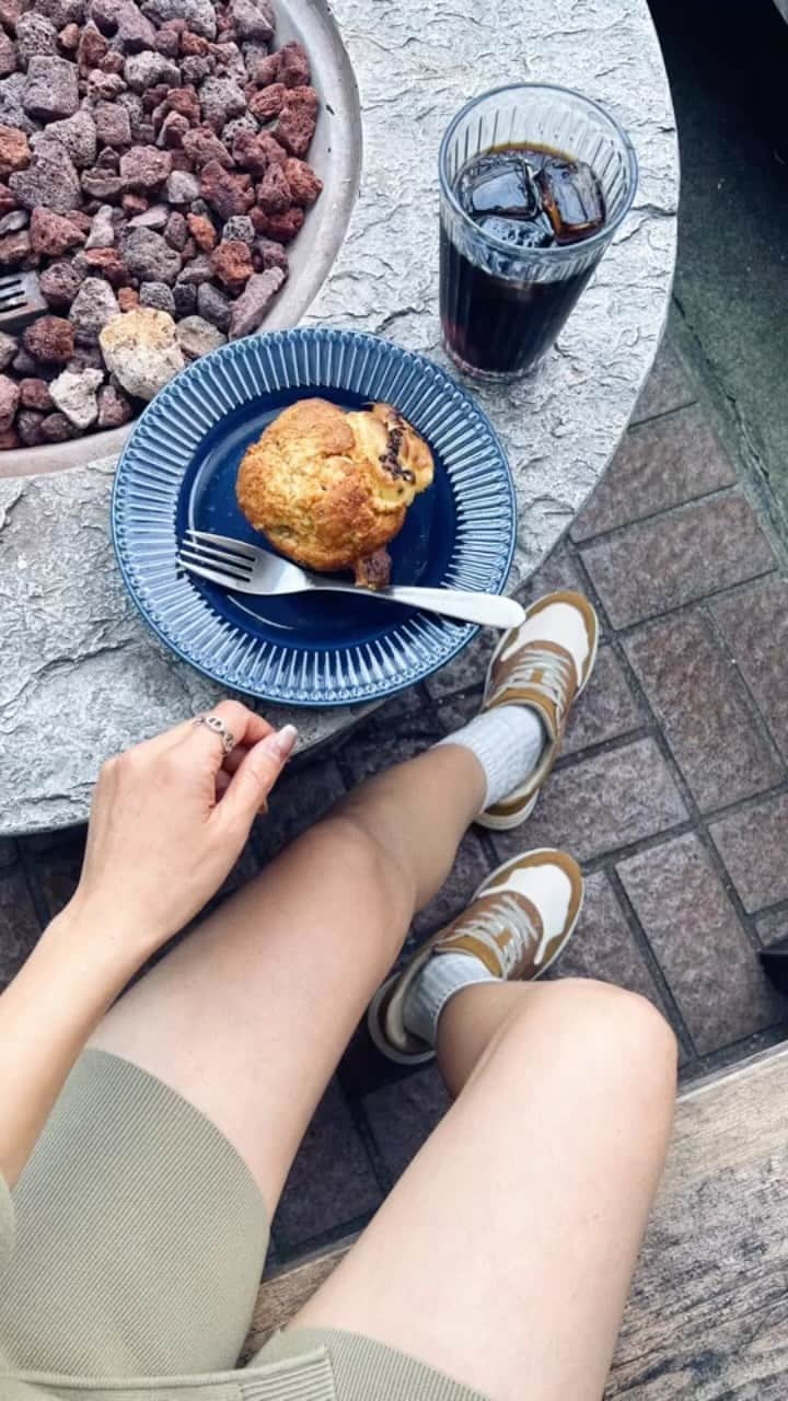 斎藤菜々子のインスタグラム：「. ダンスからのランチ🥯 習い事の時は靴を脱いだり履いたり。 👶がいる時は抱っこしてるからかがんだり大変😅  そんなママさんにおすすめなのがセダークレストのスパットシューズ👟 @kutsu.com_chiyoda   手を使わなくても簡単にスパッと履けるの！ イメージはパンプスのようなスニーカー。 靴下がないから履きやすいし、 靴自体もとっても軽いし見た目も可愛い🤎  妊婦の時に知りたかった〜🤰 お腹苦しすぎてしゃがめないし、靴紐結べないし靴の脱ぎ履きが本当しんどいよね🥵  プレママさんにも心からおすすめします🫡  #PR #kutsucom #クツドットコム #シュープラザ #東京靴流通センター #チヨダ」