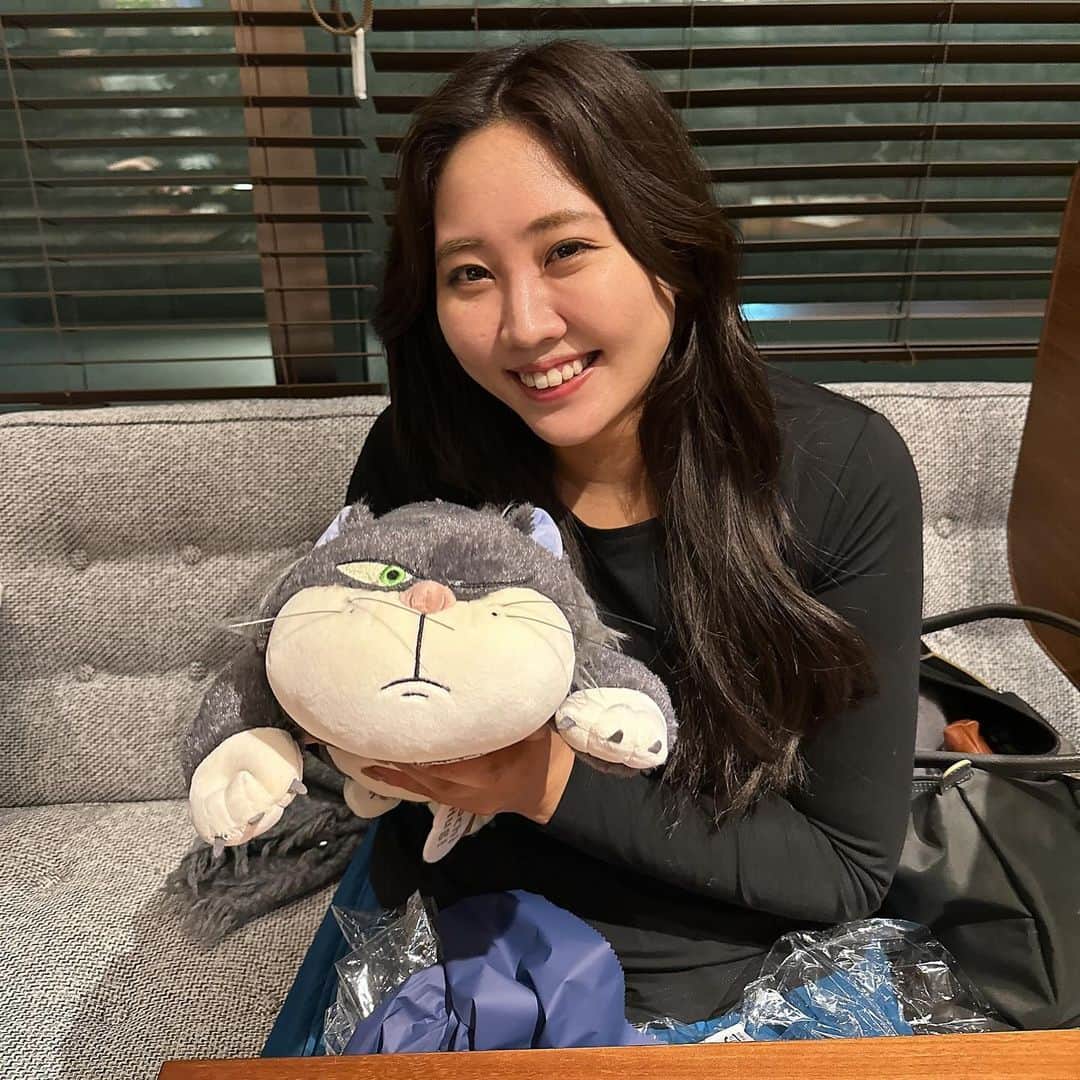 ルナさんのインスタグラム写真 - (ルナInstagram)「投稿するの遅くなっちゃったけど 10月27日で30歳になりました🎁 たくさんお誕生日お祝いしてもらって 本当に幸せでした~😼❤️  年々誕生日の特別さは減っていくから お祝いしてもらえて嬉しい限りです😂 30歳も楽しくポジティブに生きていきます🧸🌈  LINEギフトやメッセージや直接声かけてくれた皆様も 本当に本当にありがとうございました☺️🤍🤍  ┈┈┈┈┈┈┈┈┈♡ #誕生日 #誕生日ディナー #誕生日ランチ #mybirthday #happybirthday」11月6日 12時45分 - runakumaa