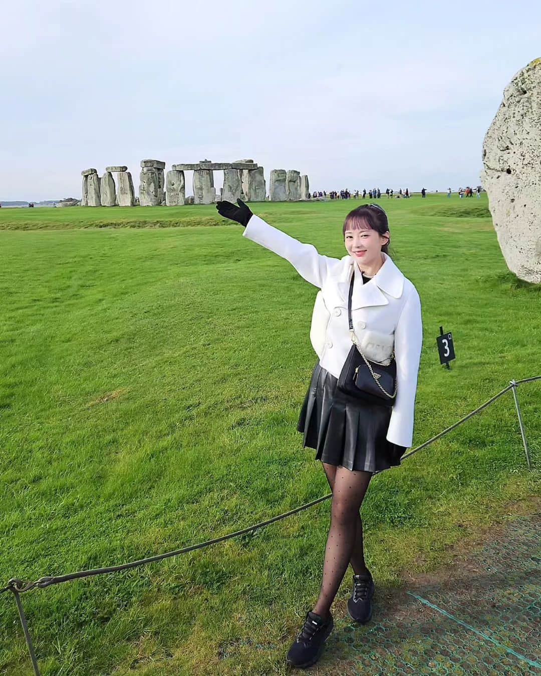 会社員J（会社員Aちゃん）のインスタグラム：「ストーンヘンジはね。。 芝生が綺麗だった🙄」